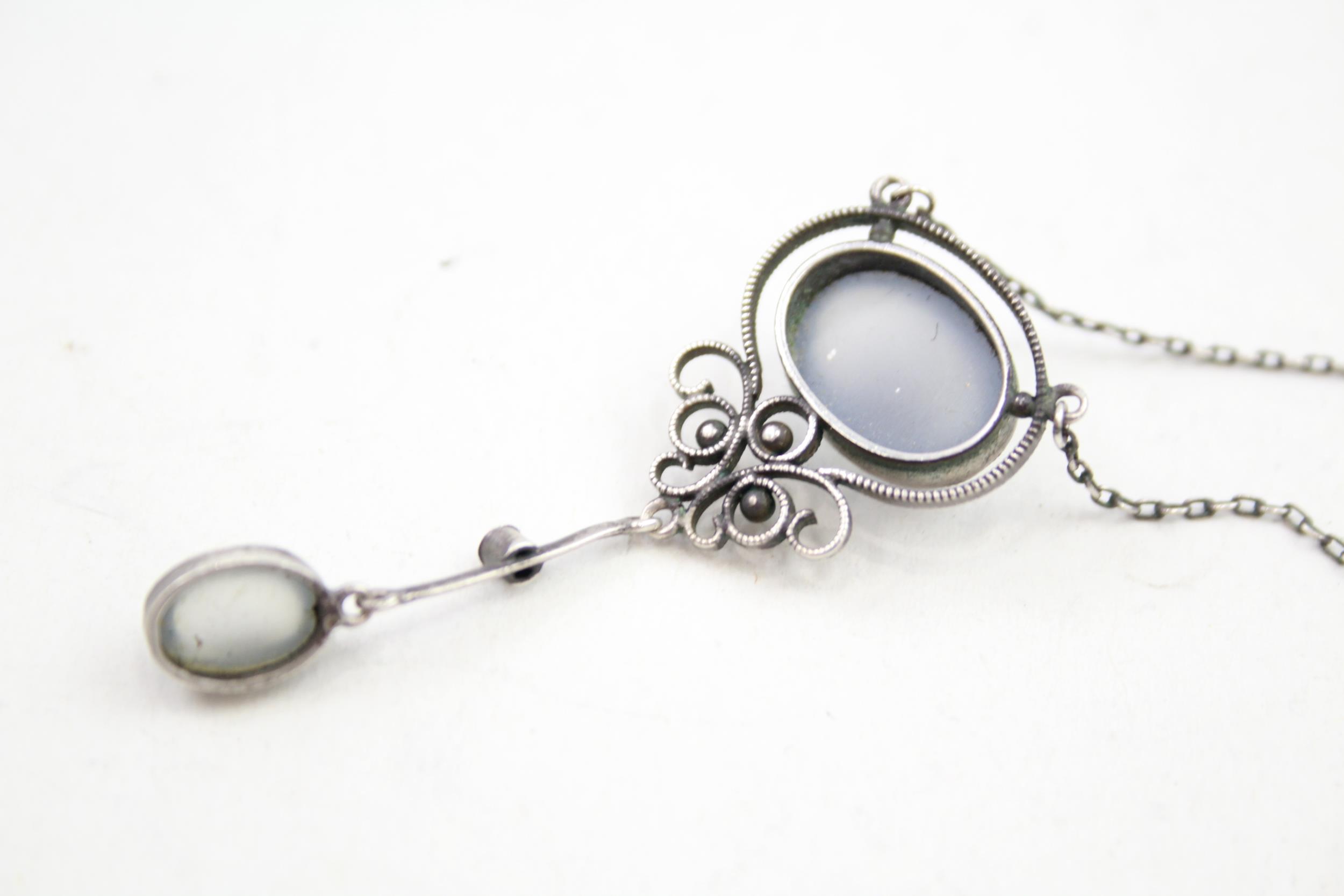 An early 20th century silver and chalcedony lavalliere pendant necklace (6g) - Image 5 of 5