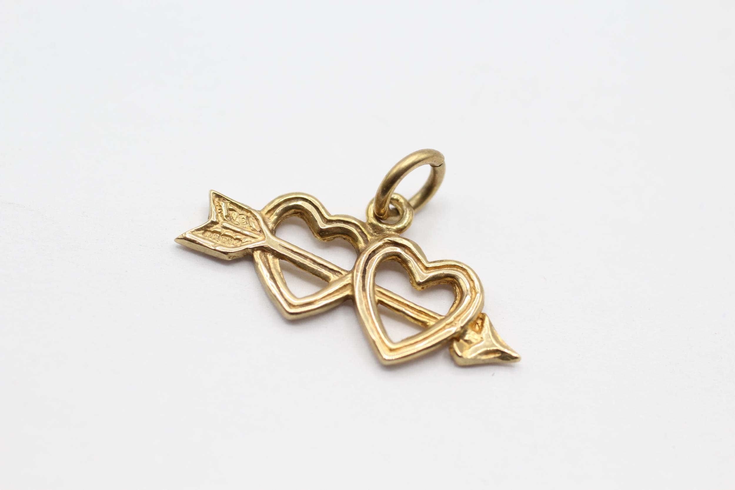 9ct gold double heart & arrow charm - 1.1 g - Image 4 of 4