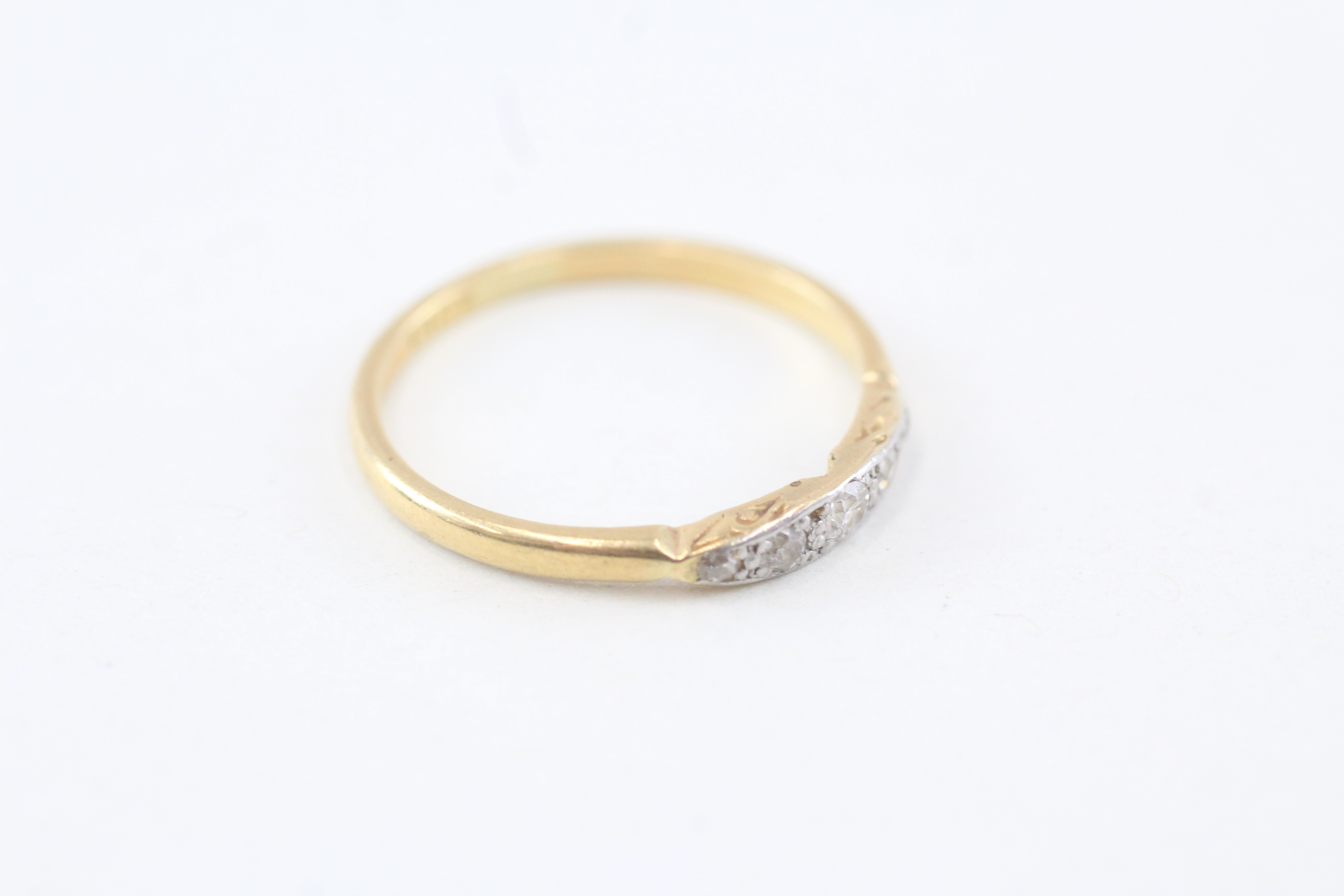 18ct gold single cut diamond five stone ring Size P - 2 g - Image 4 of 4