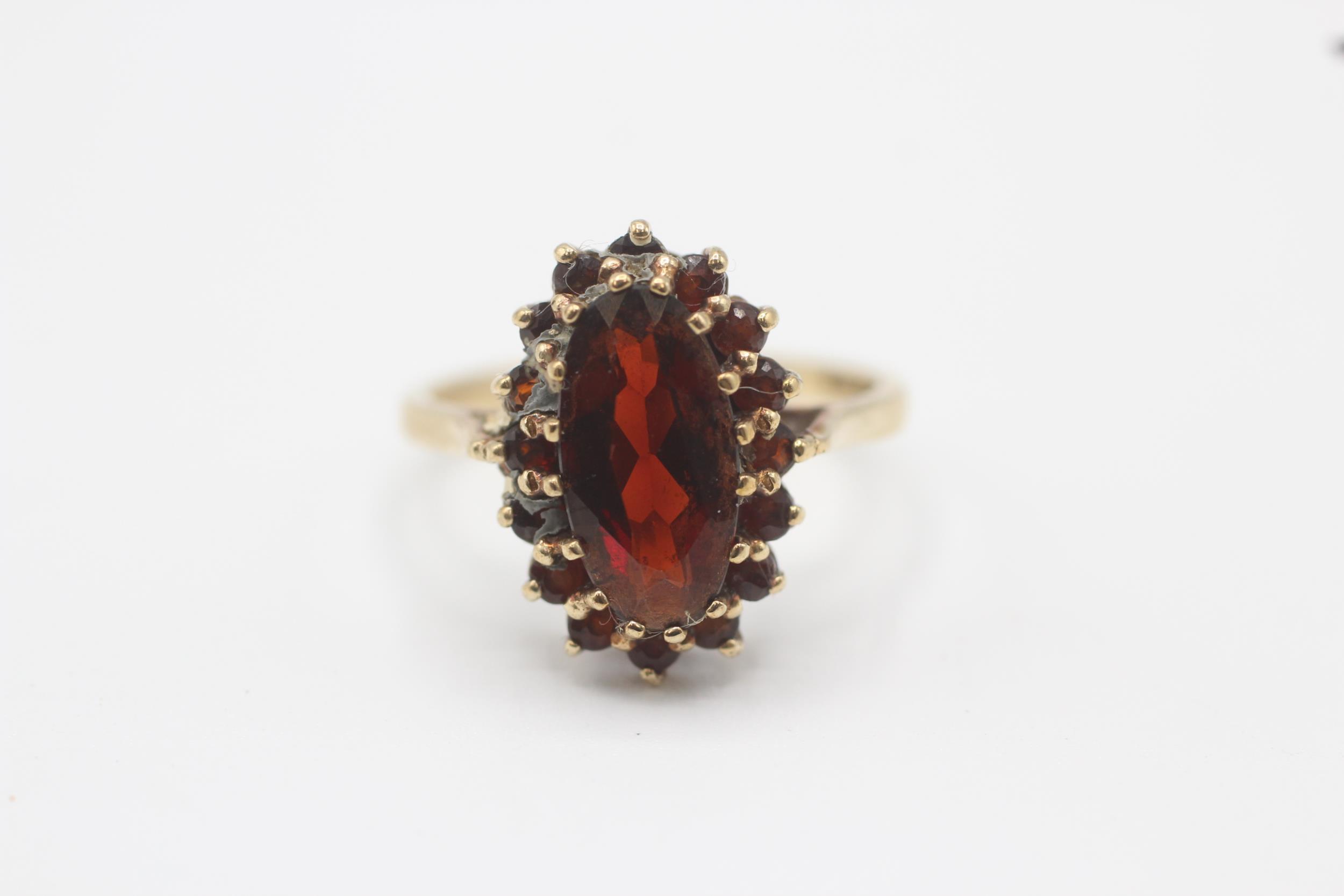 9ct gold garnet cluster ring, claw set Size N - 3.1 g