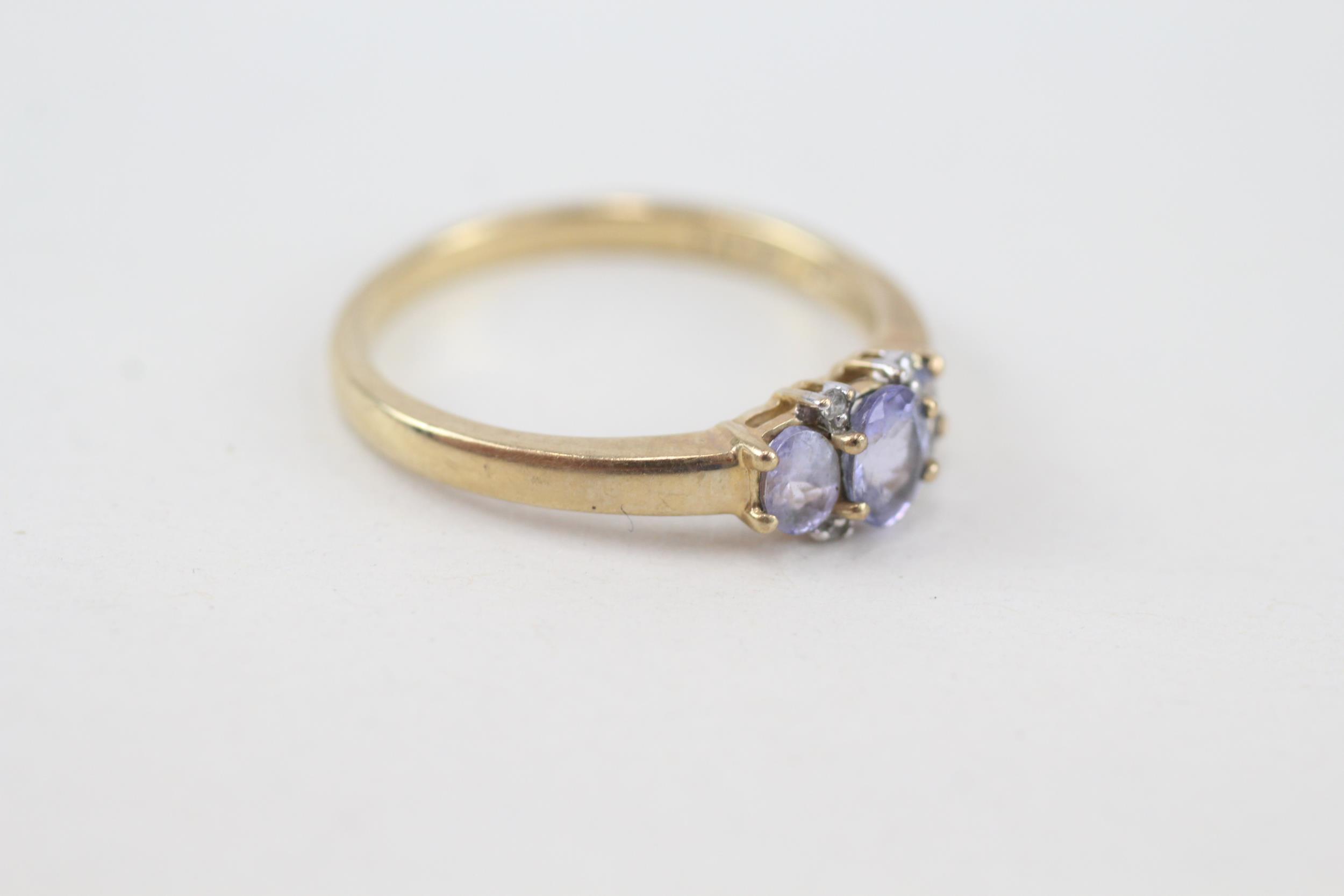 9ct gold oval cut tanzanite & diamond three stone ring, claw set (2g) Size P - Image 2 of 4