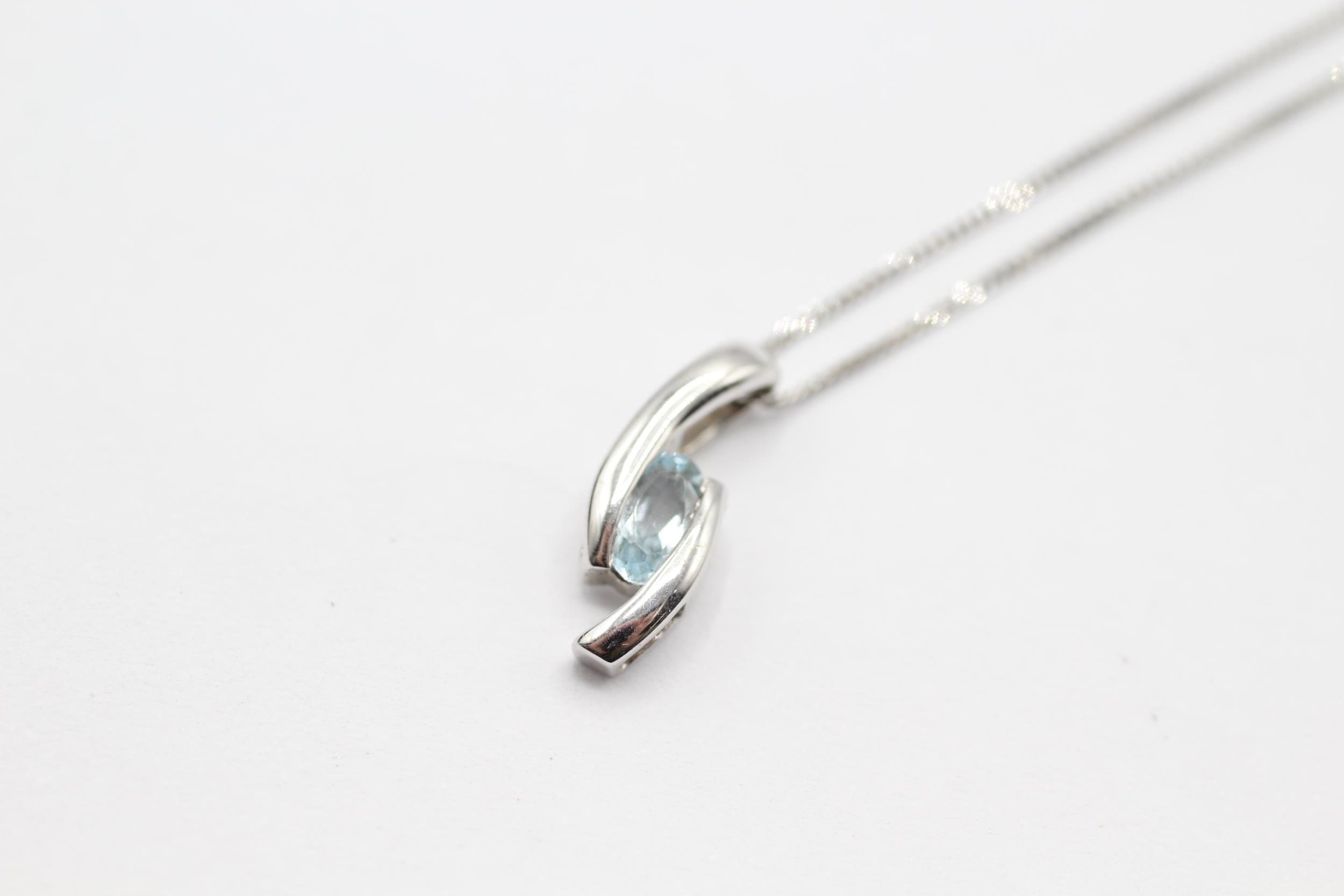 9ct white gold blue topaz pendant necklace - 1.4 g - Image 2 of 4