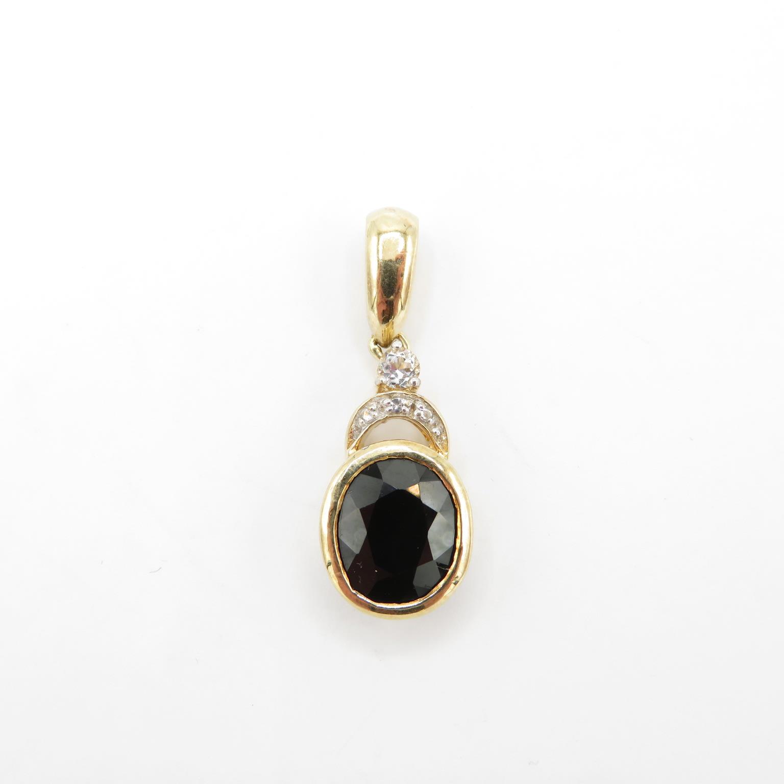 HM 9ct gold pendant with garnet centre stone and white CZ stone accents (4.1g) - Image 2 of 5