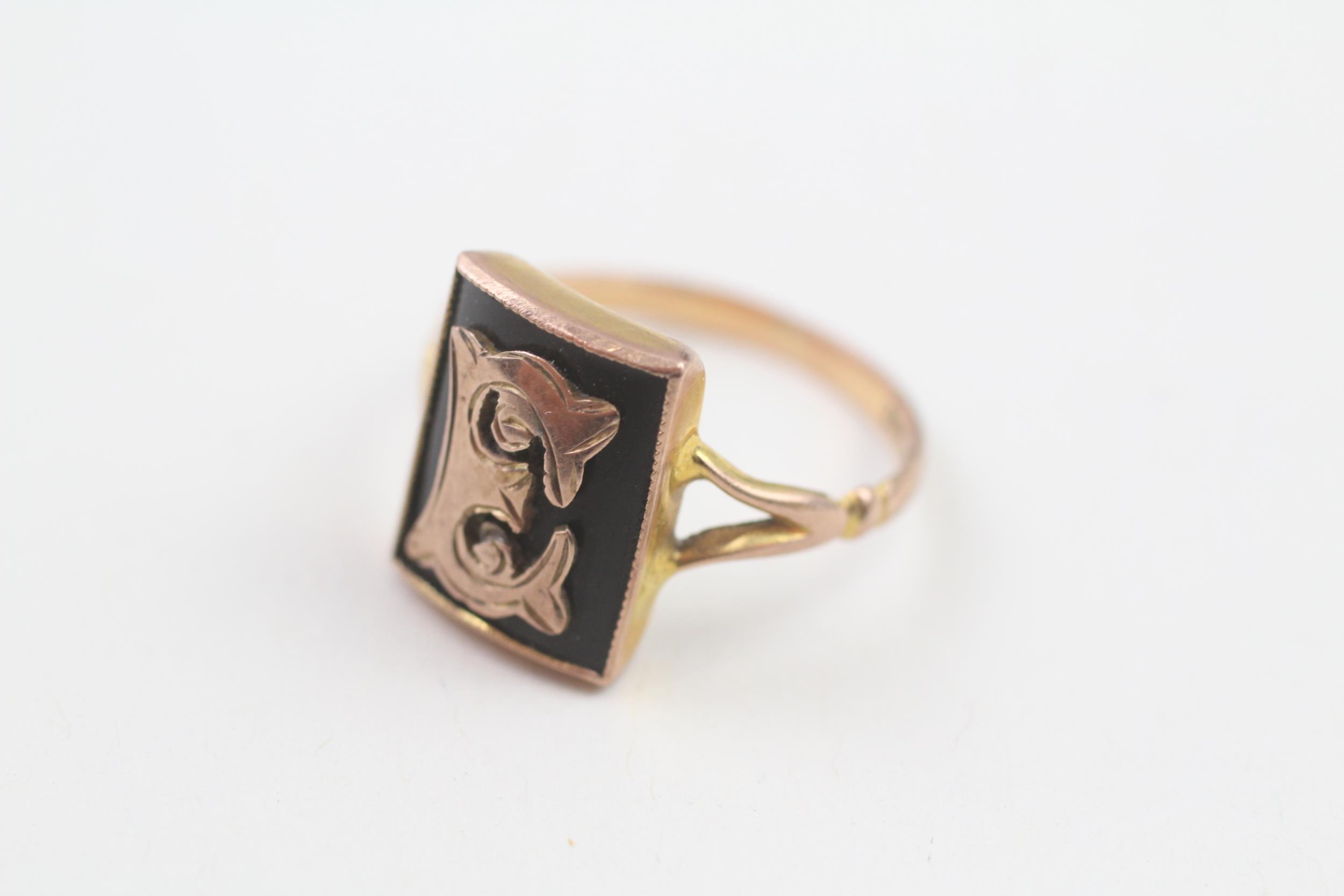 9ct gold antique black onyx initial 'E' dress ring (2.3g) Size N - Image 2 of 5