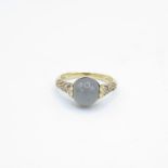 9ct gold grey chalcedony single stone ring with smoky quartz set shoulders (2.8g) Size P