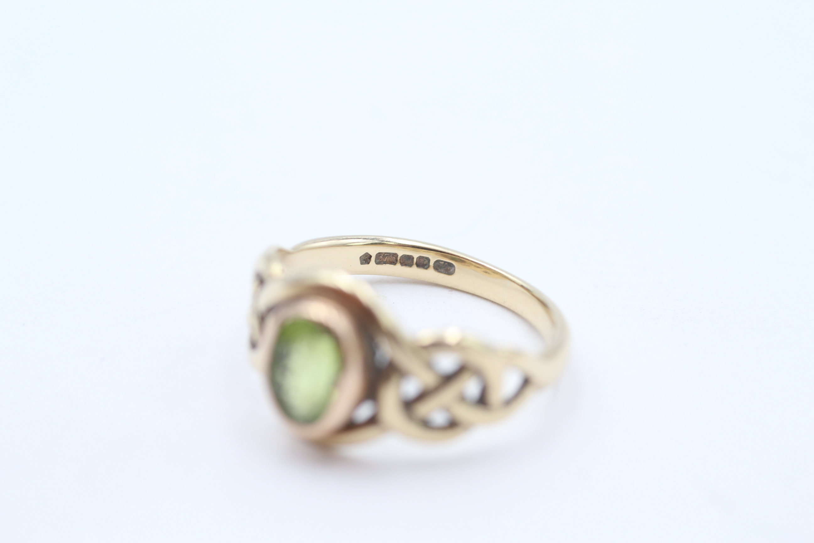 9ct Welsh gold peridot Celtic style dress ring, with millennial hallmark Size L - 2.6 g - Image 4 of 4