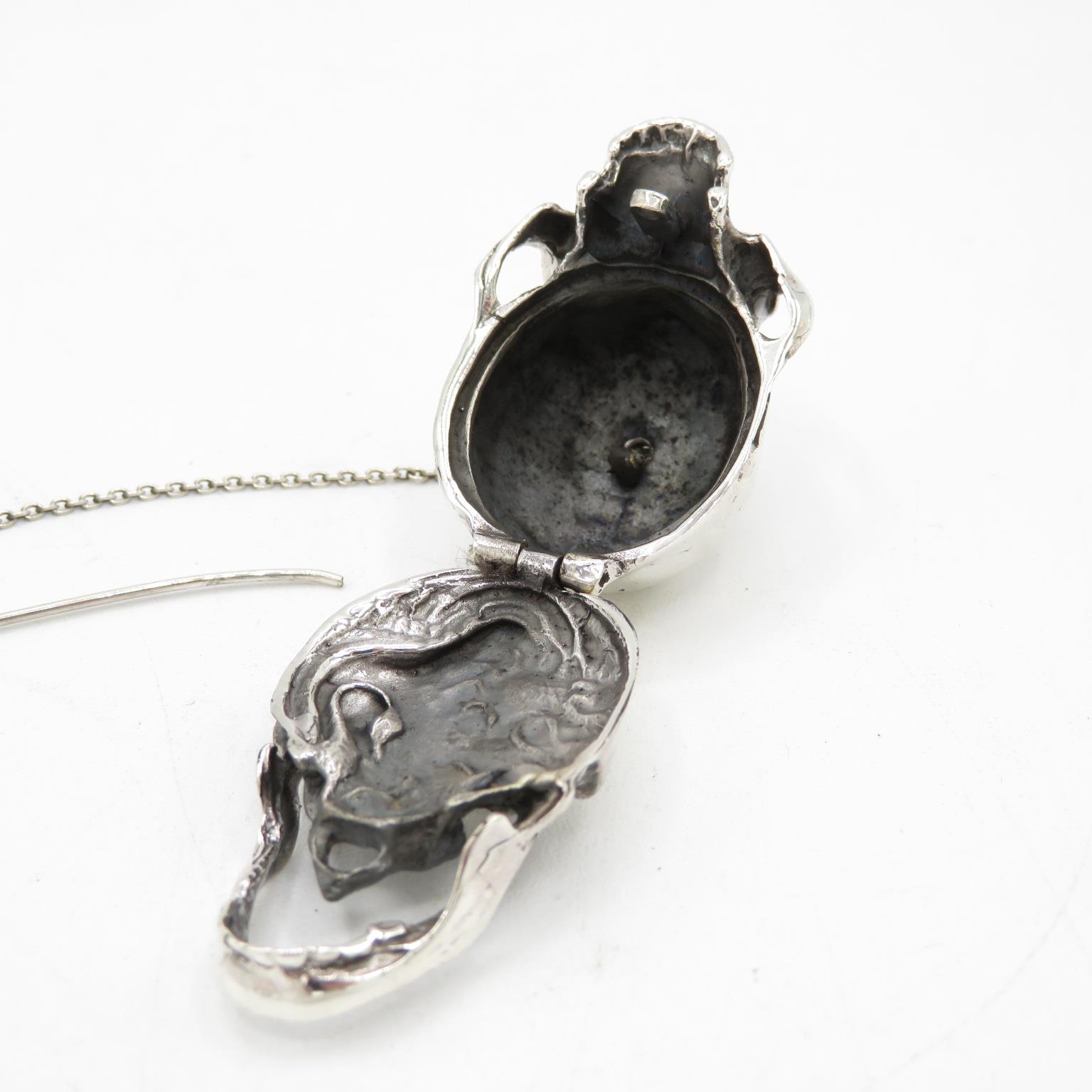 Extremely fine detailed articulated Memento Mori human skull in sterling silver with hinged bottom - Image 5 of 6