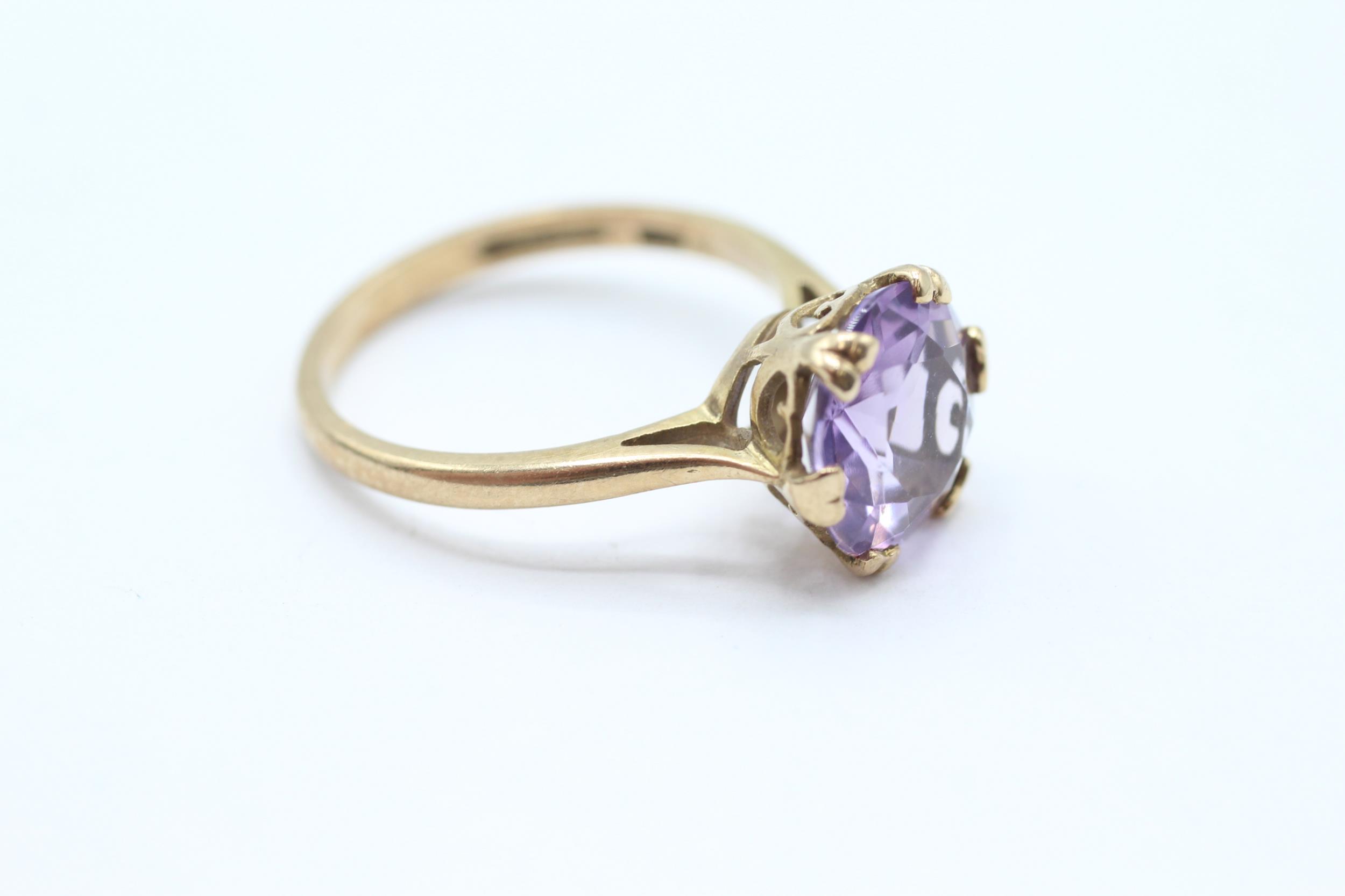 9ct gold vintage amethyst dress ring with a heart patterned gallery. Hallmarked Edinburgh 1968 - Image 2 of 4