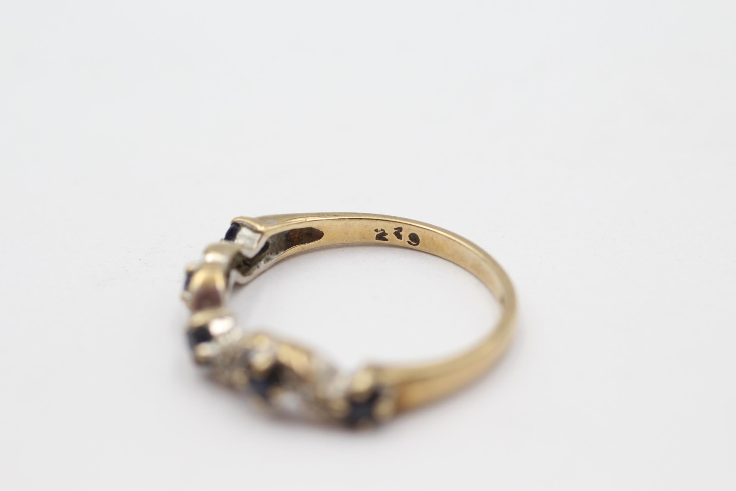 9ct gold vintage sapphire & diamond half eternity ring Size K - 1.6 g - Image 4 of 4