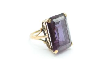 9ct gold emerald cut purple gemstone dress ring Size N - 11 g