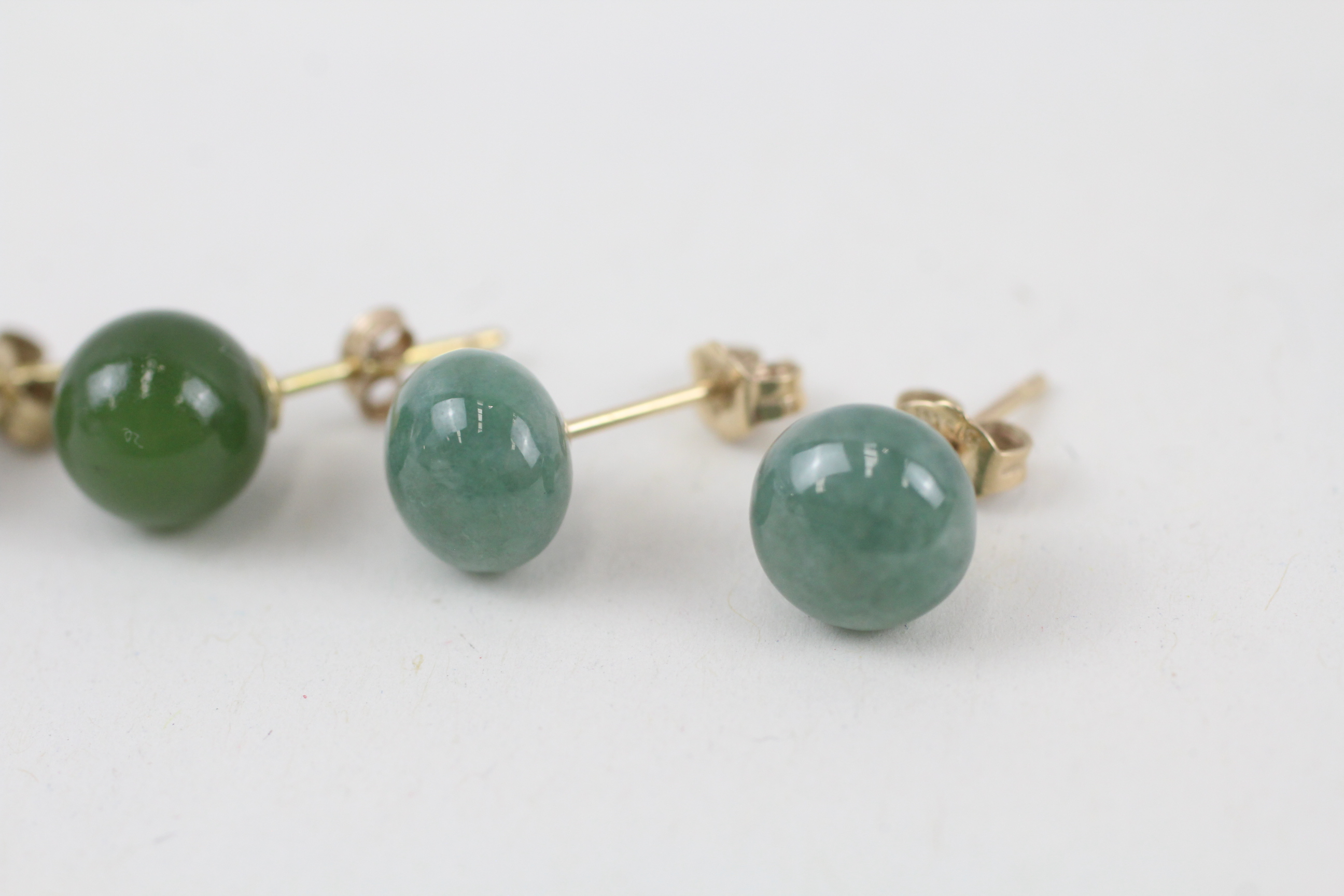 2x 9ct gold nephrite & jade stud earrings with scroll backs - 3.7 g - Image 3 of 6