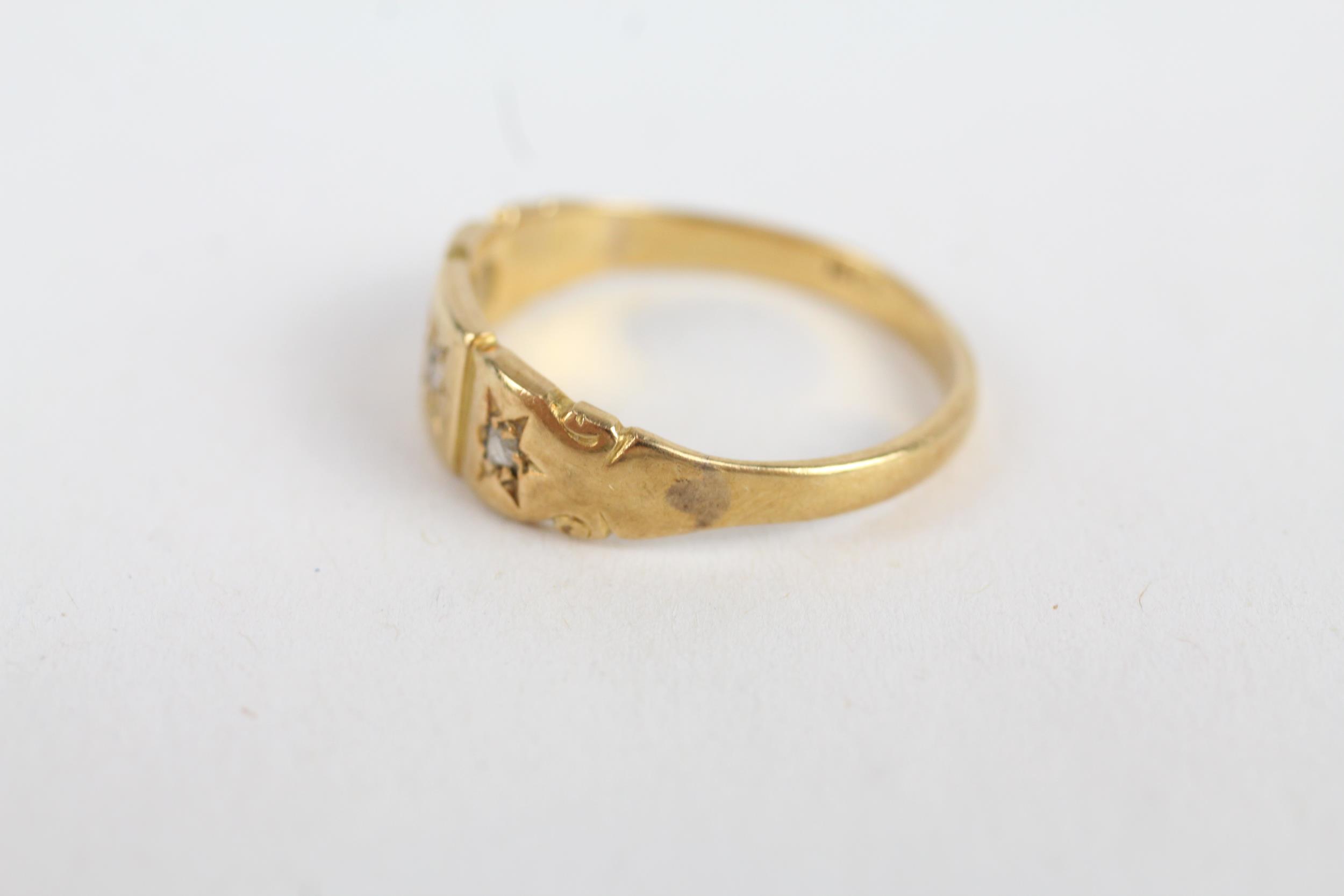 18ct gold antique star set diamond trilogy ring - MISHAPEN - AS SEEN Size N 1/2 - 3.4 g - Image 3 of 4