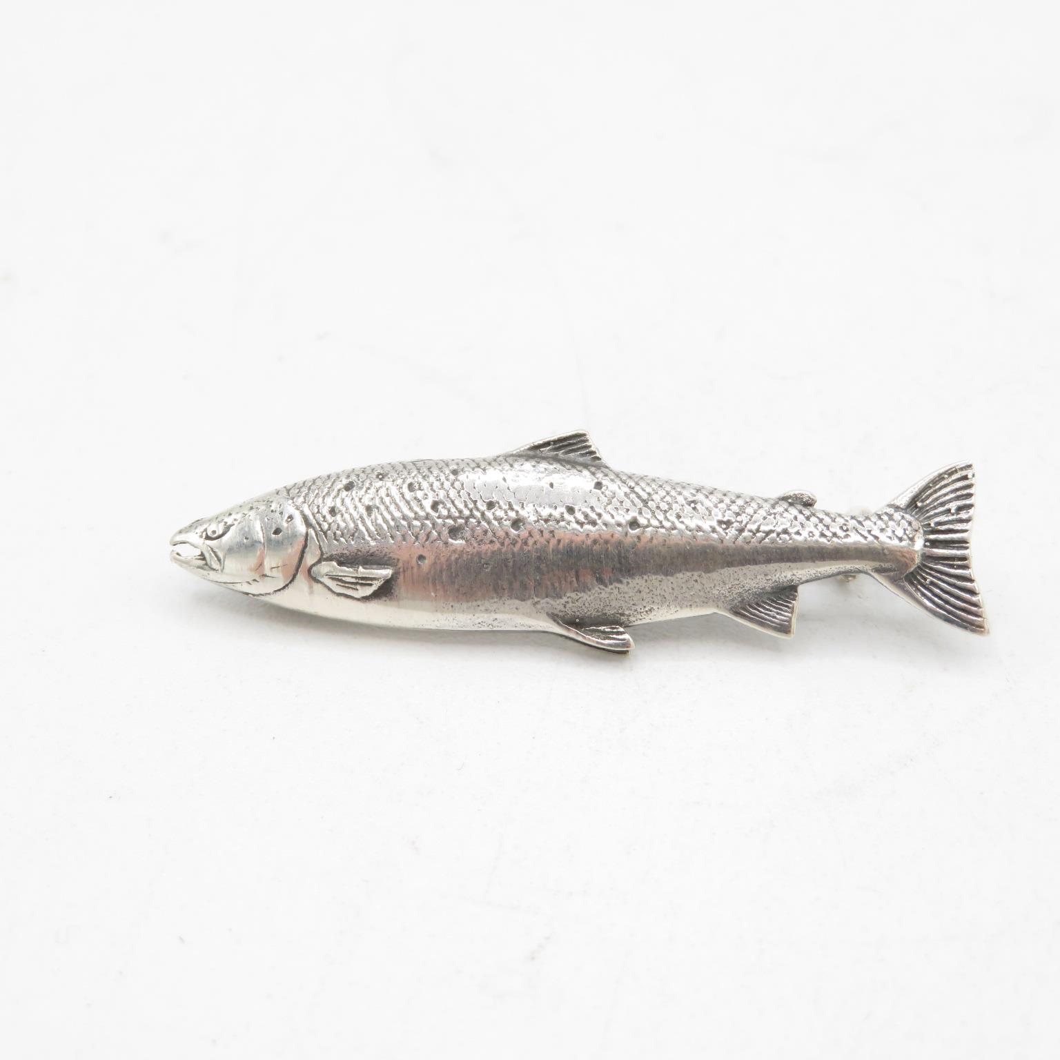HM Sterling Silver 925 highly details salmon brooch with tight fitting pin in excellent condition (