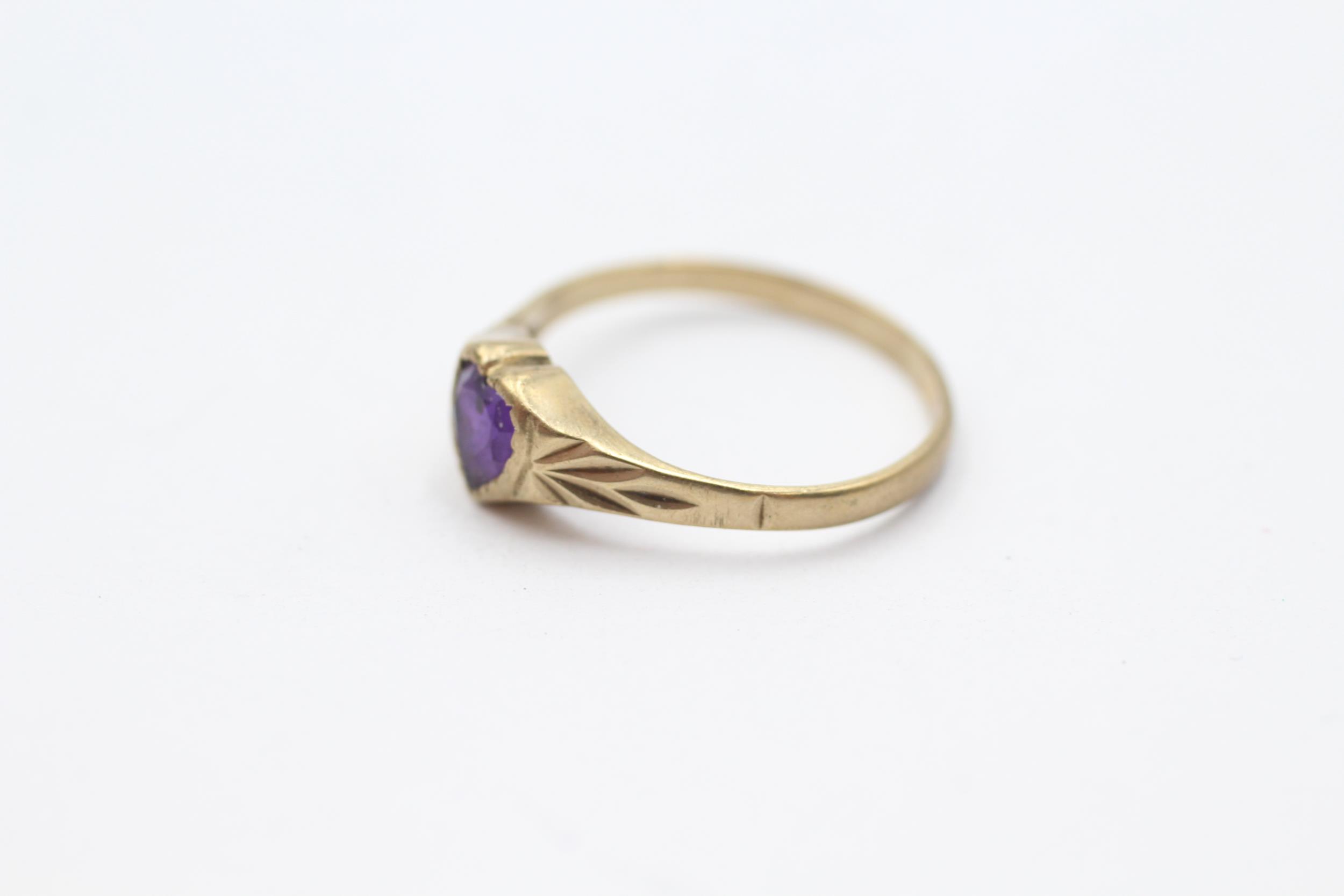 9ct gold heart amethyst single stone ring with engraved shoulders - MISHAPEN - AS SEEN Size K - 1. - Image 4 of 4