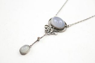 An early 20th century silver and chalcedony lavalliere pendant necklace (6g)