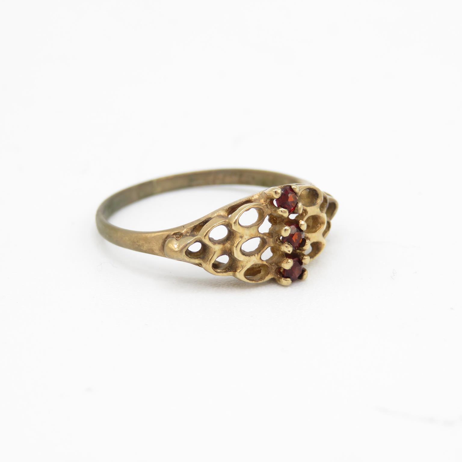 9ct gold garnet set trilogy dress ring - MISHAPEN - AS SEEN Size N - 1.8 g - Image 3 of 4