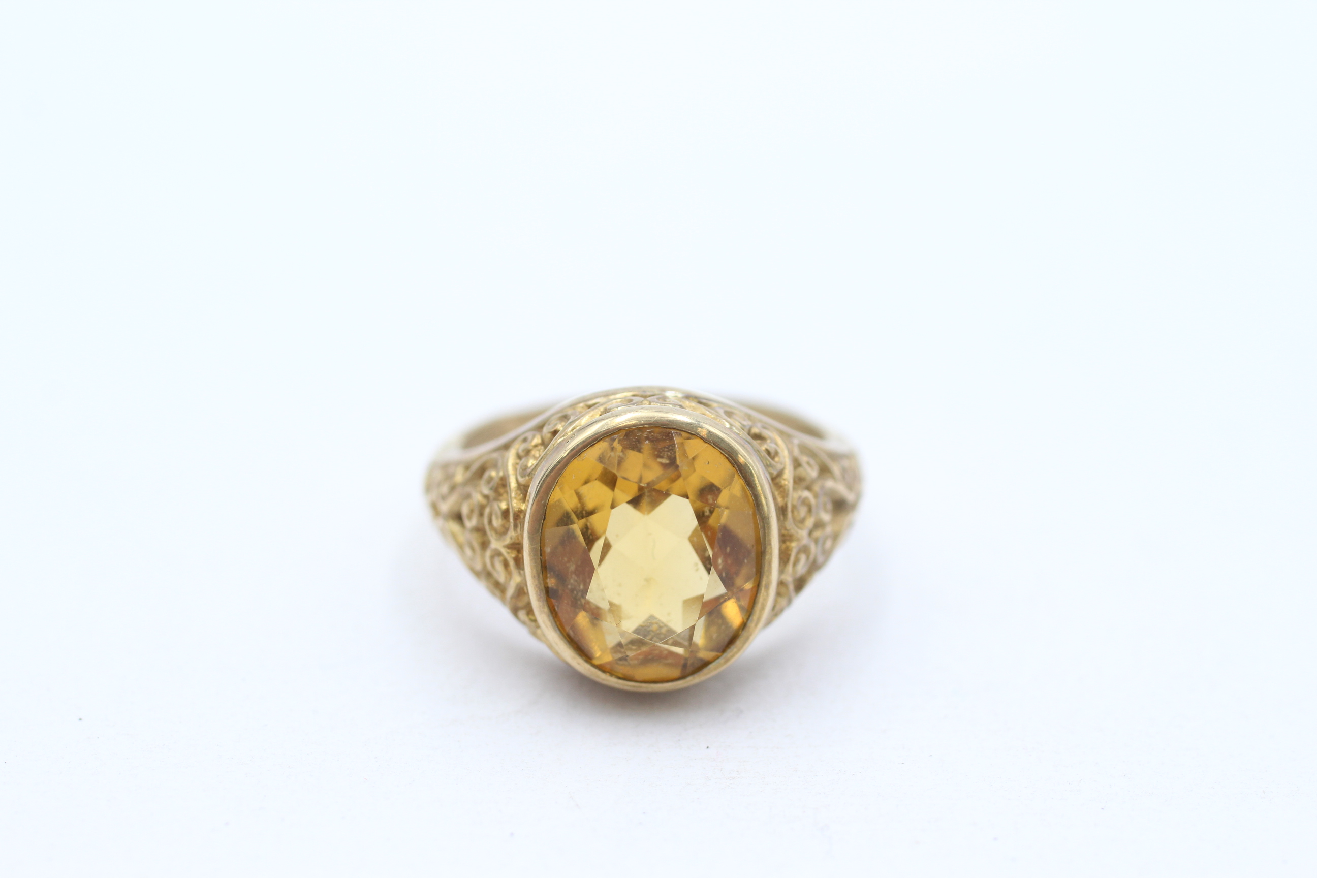 9ct gold oval citrine single stone ring with scrolling shoulders Size O - 5.5 g