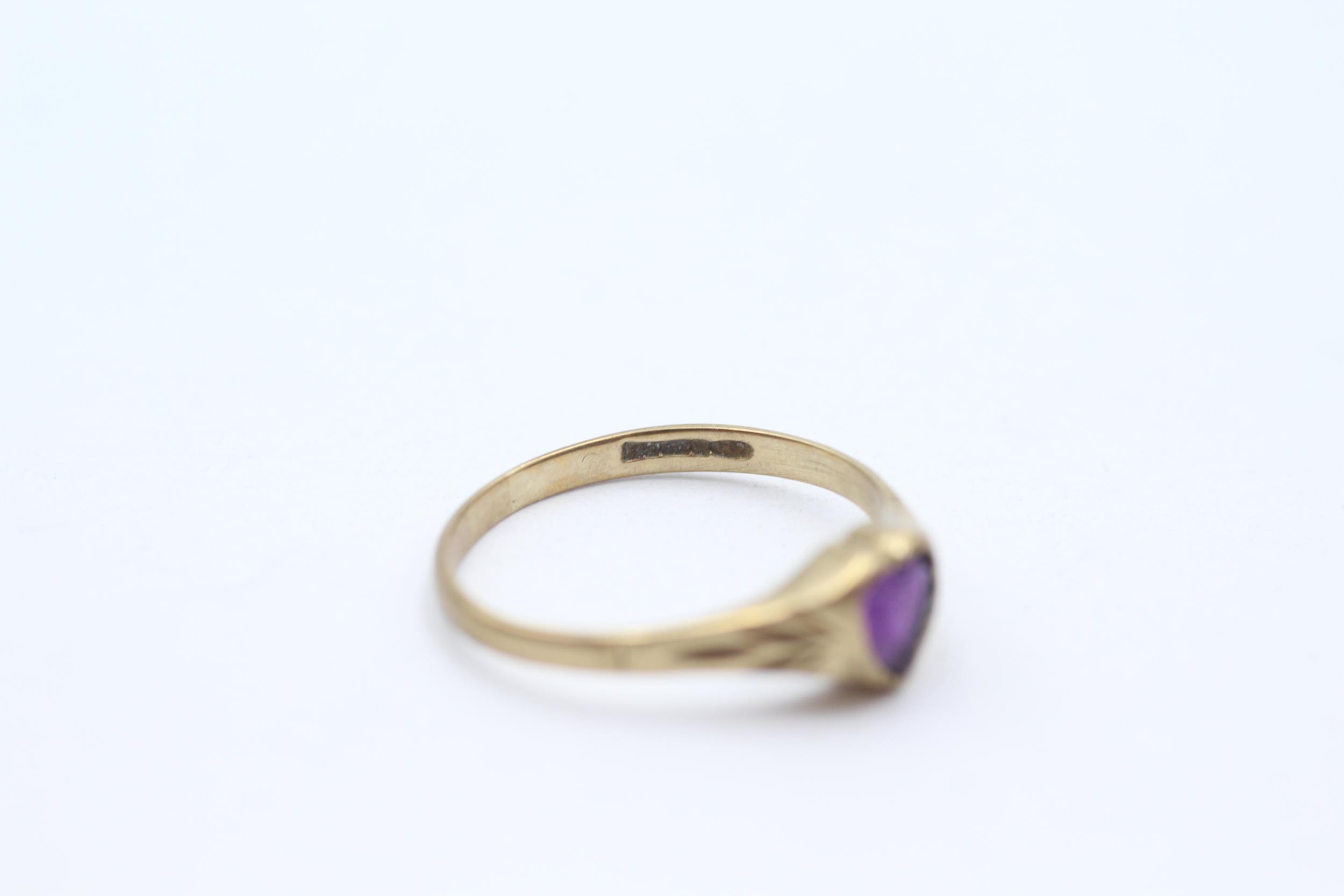 9ct gold heart amethyst single stone ring with engraved shoulders - MISHAPEN - AS SEEN Size K - 1. - Image 3 of 4