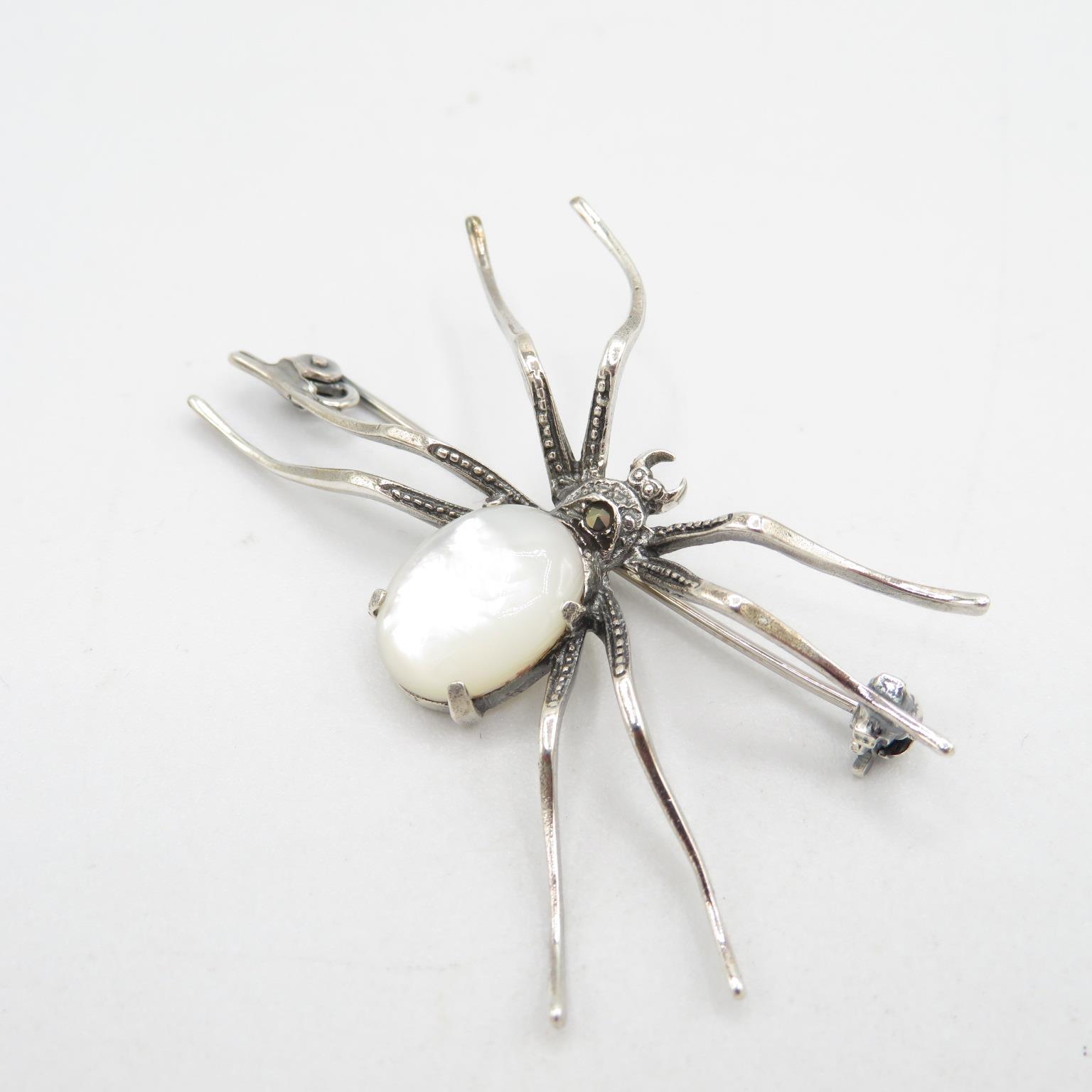 HM 925 Sterling Silver spider brooch with tight fitting bar catch, decorated with milky gemstone ( - Image 2 of 4