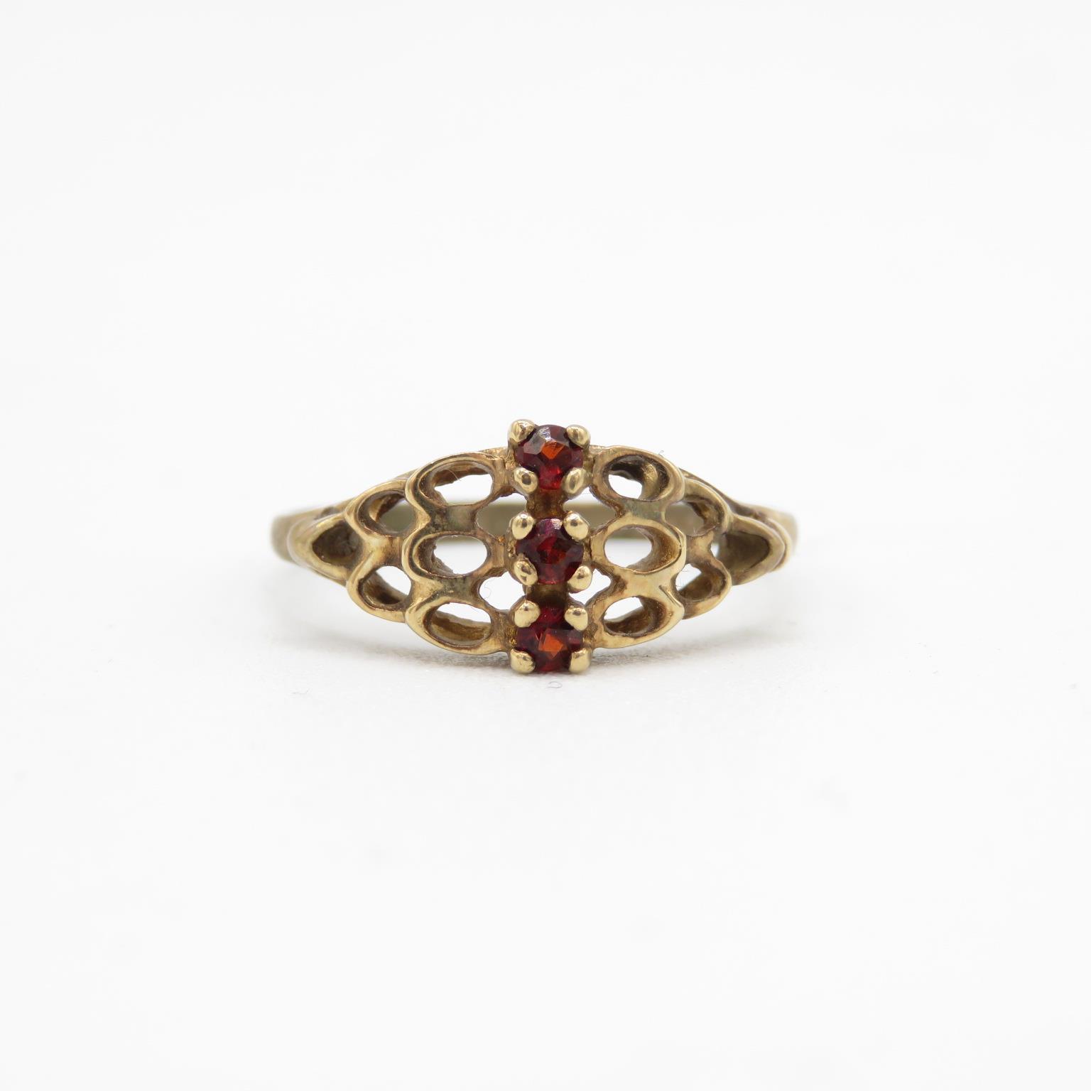 9ct gold garnet set trilogy dress ring - MISHAPEN - AS SEEN Size N - 1.8 g - Image 2 of 4