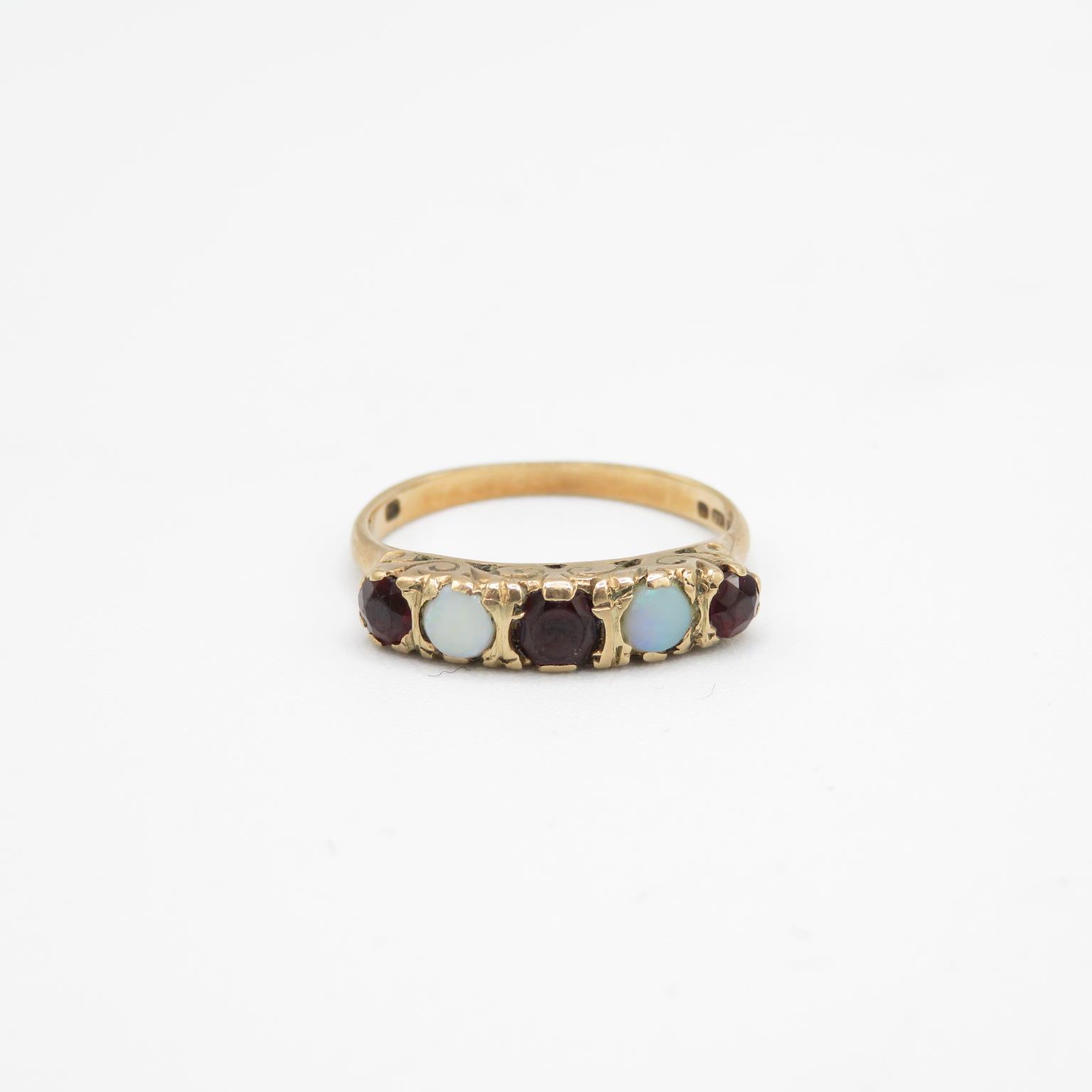 9ct gold garnet & opal five stone ring Size N - 2.4 g