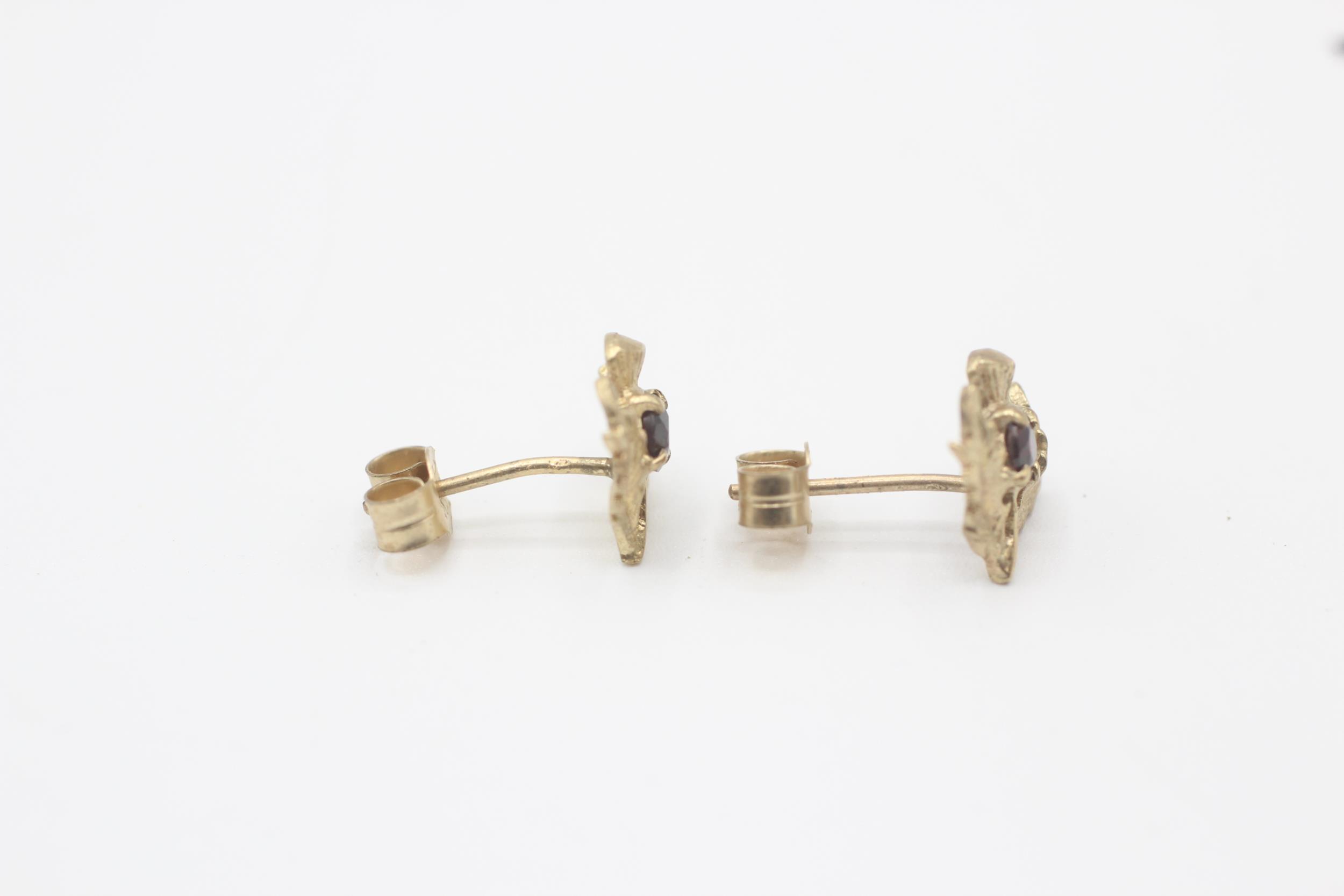 9ct gold garnet stud earrings, with scroll backs - 1.1 g - Image 3 of 5