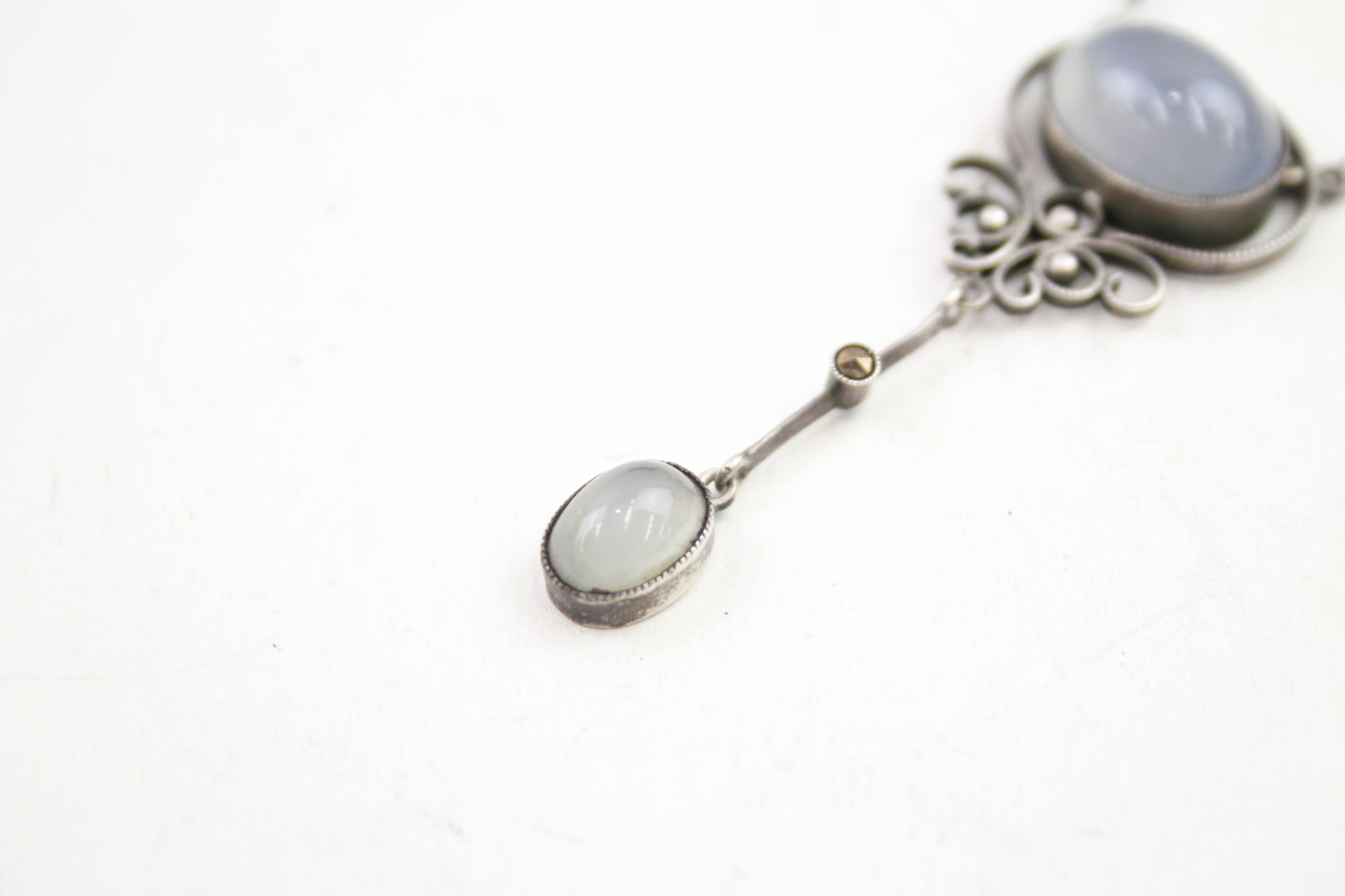 An early 20th century silver and chalcedony lavalliere pendant necklace (6g) - Image 2 of 5