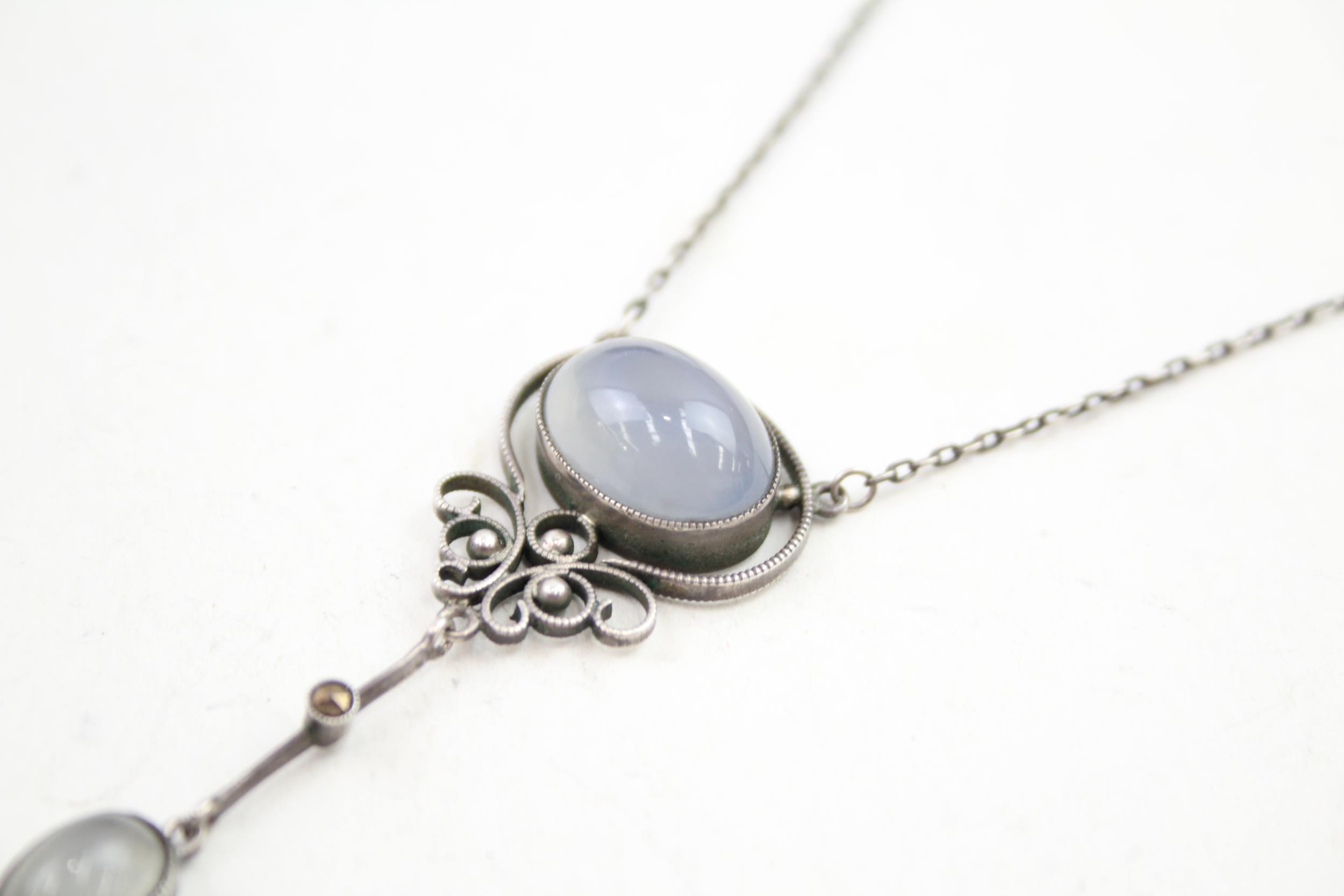 An early 20th century silver and chalcedony lavalliere pendant necklace (6g) - Image 4 of 5