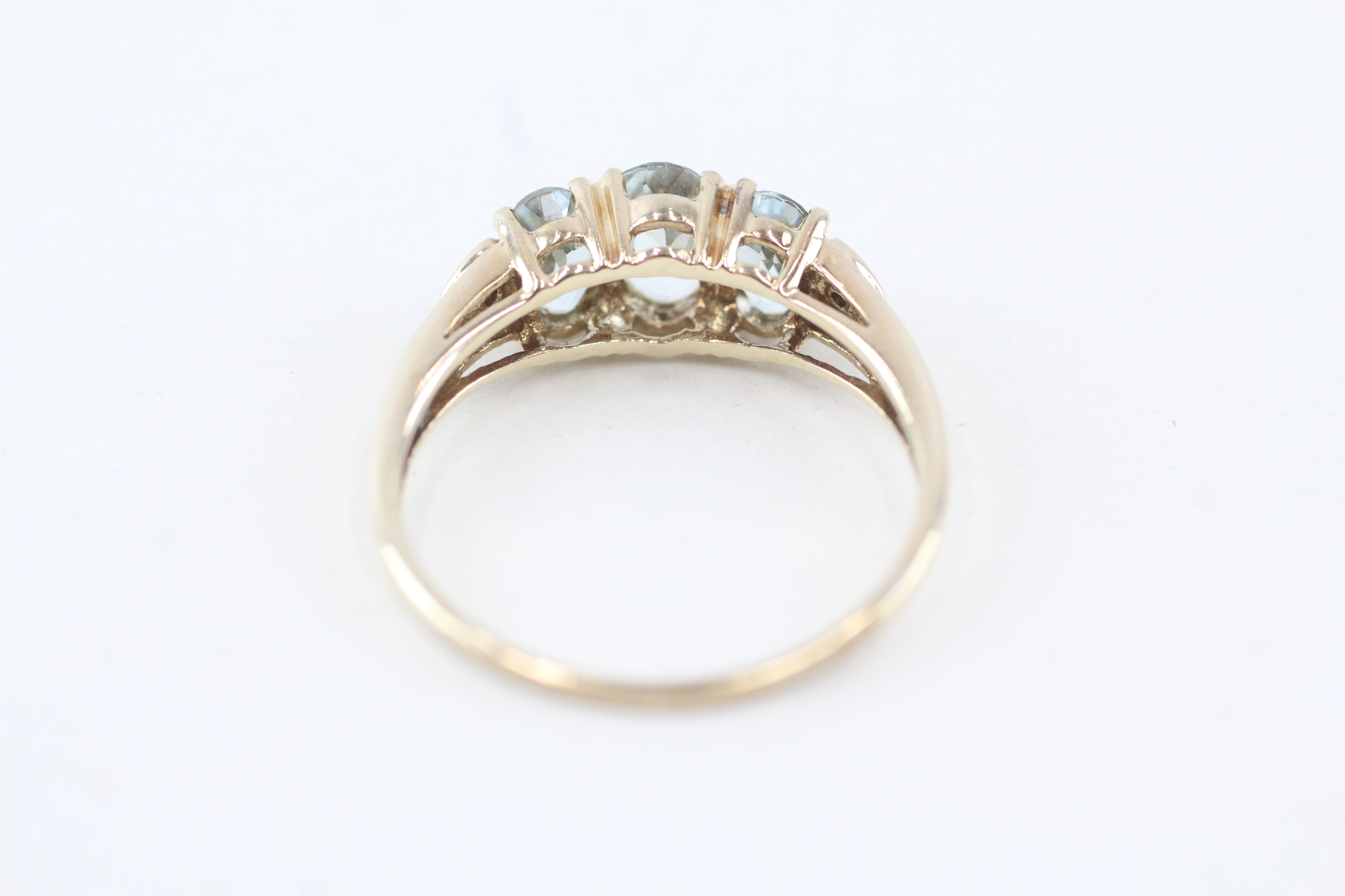 9ct gold aquamarine three stone ring with diamond set heart shoulders Size R 1/2 - 2.5 g - Image 4 of 5