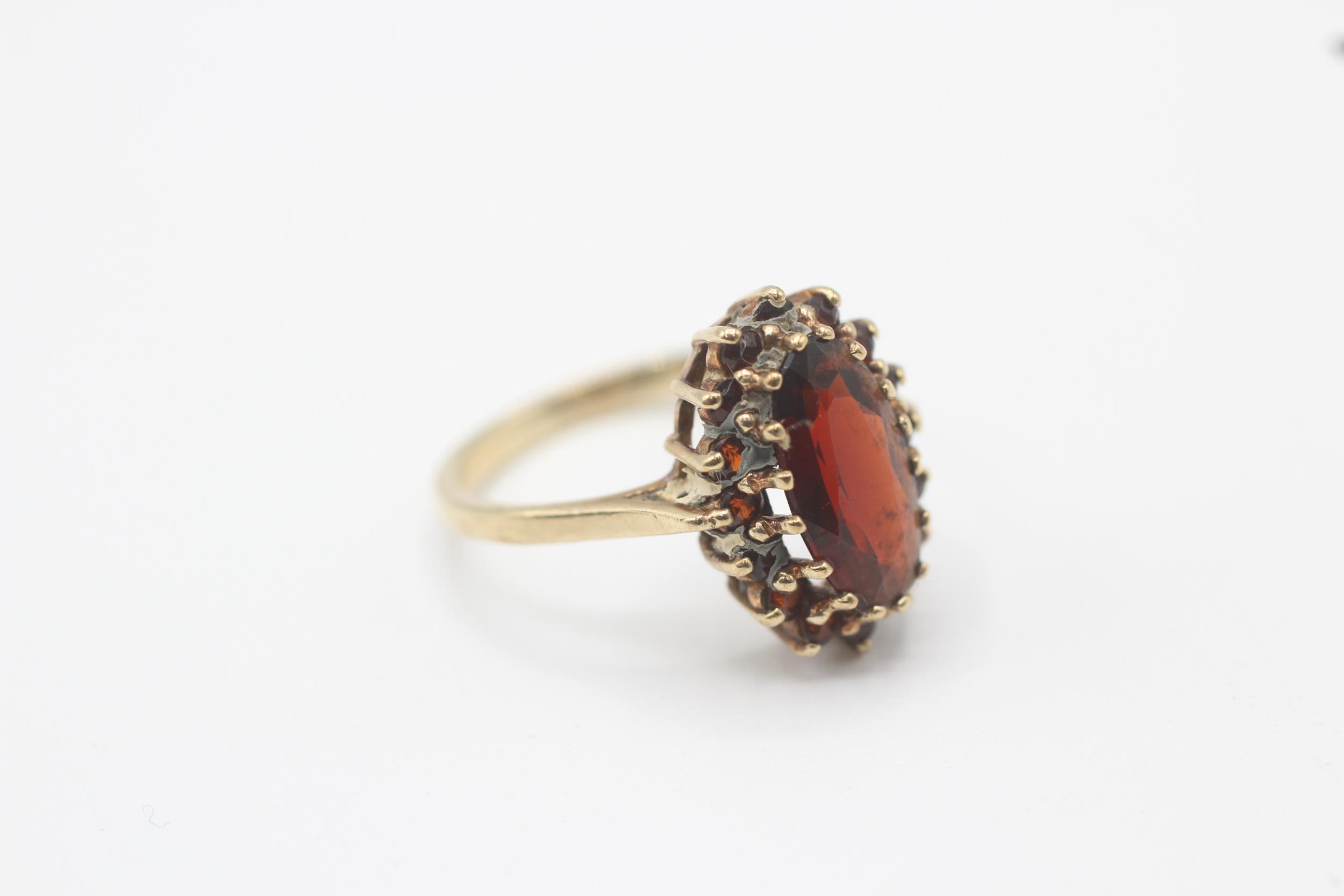 9ct gold garnet cluster ring, claw set Size N - 3.1 g - Image 6 of 6