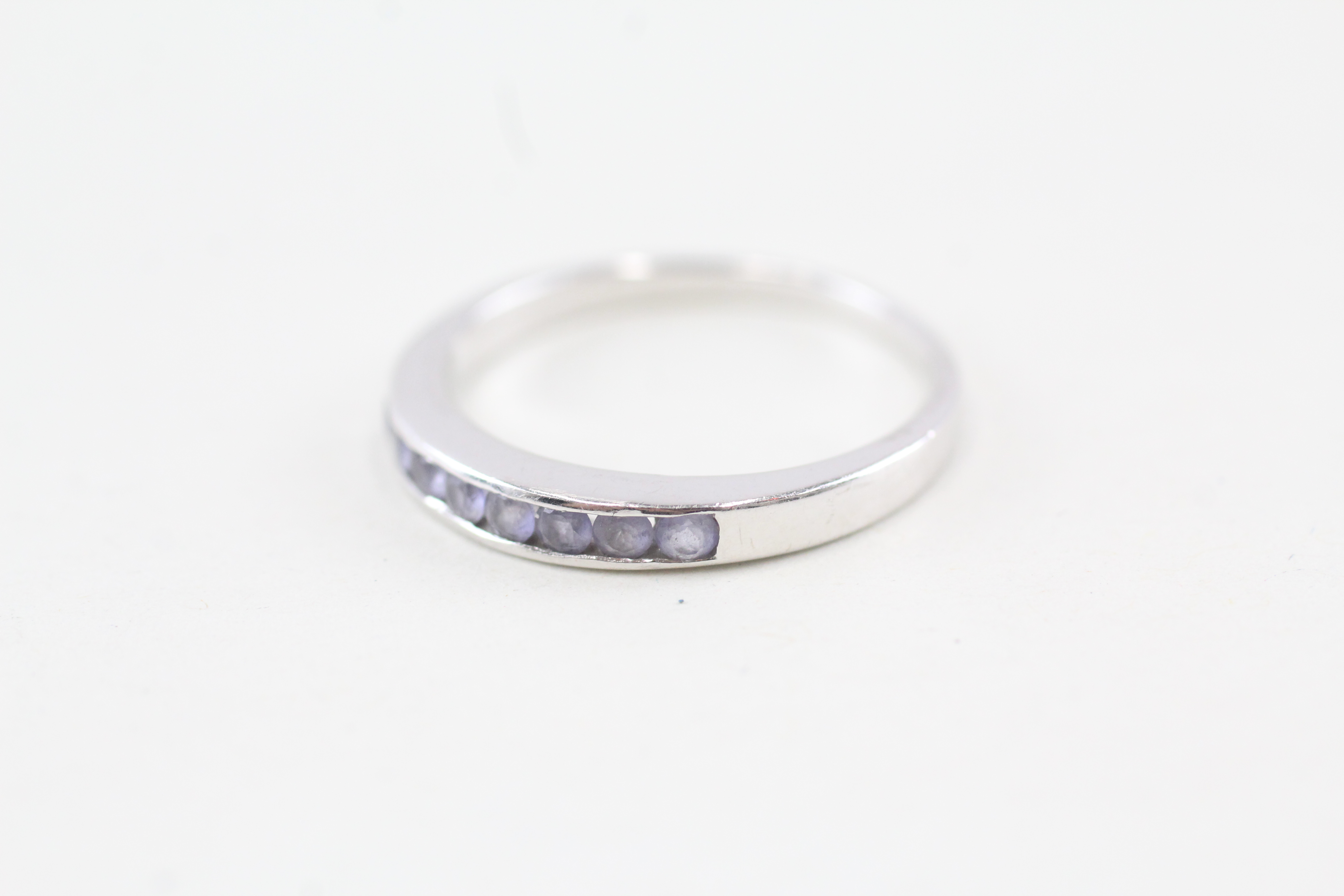 9ct white gold channel set tanzanite eight stone ring Size N - 2.1 g - Image 2 of 4