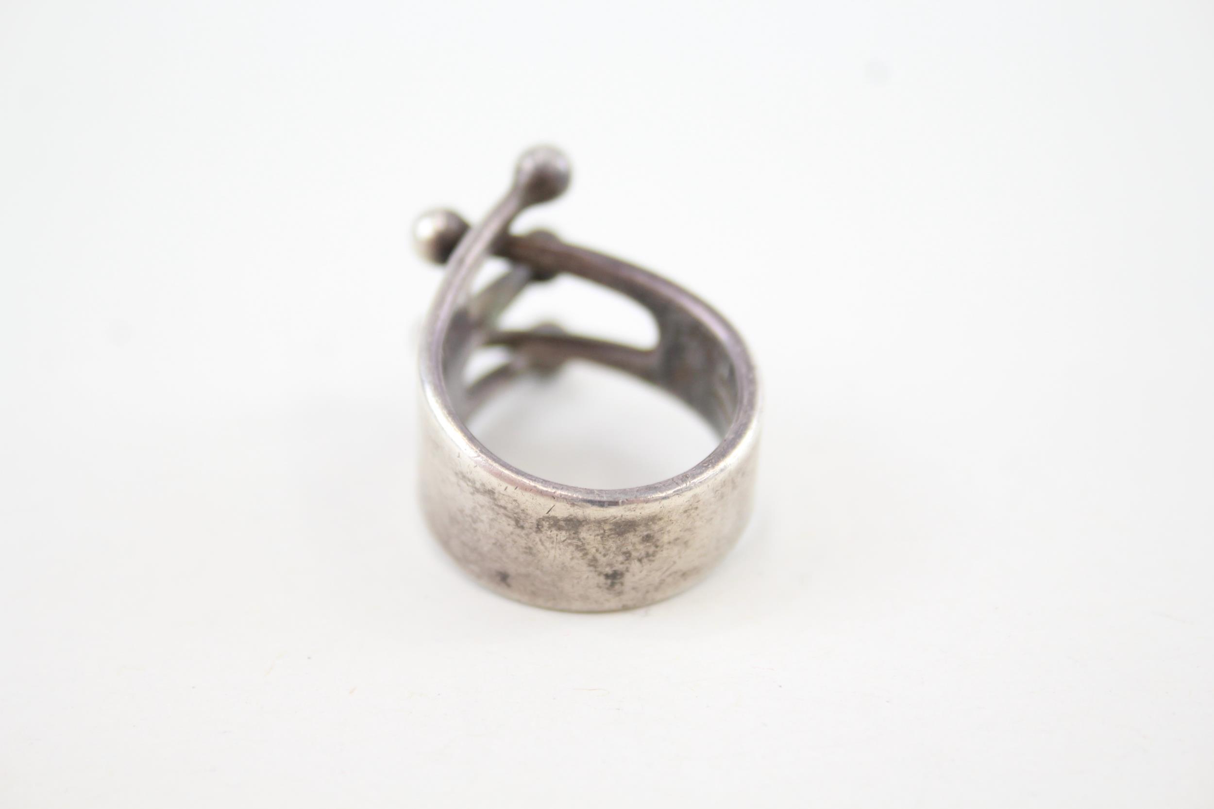 Two mid century Scandinavian silver jewellery pieces (15g). - Image 4 of 6
