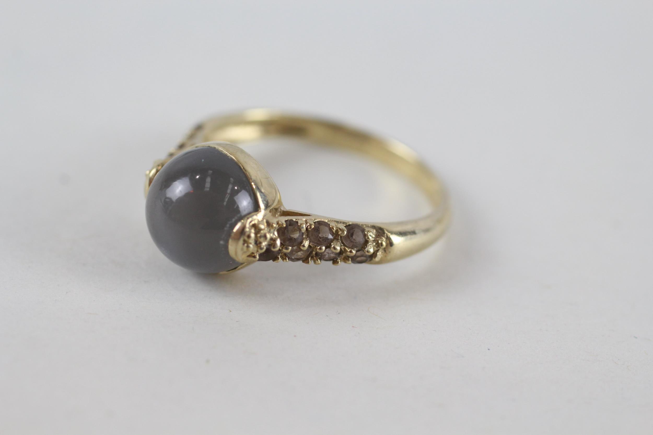 9ct gold grey chalcedony single stone ring with smoky quartz set shoulders (2.8g) Size P - Bild 3 aus 4