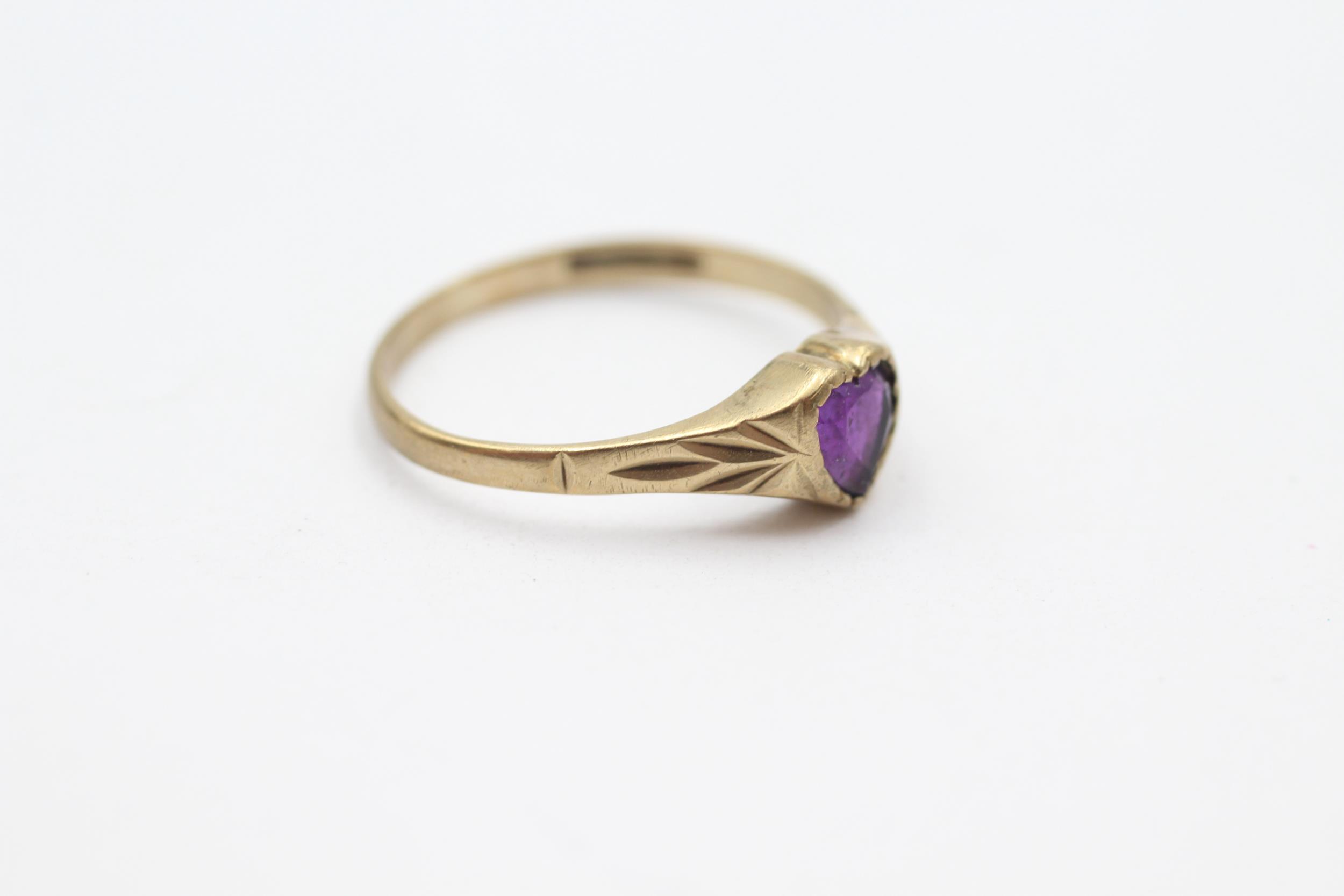 9ct gold heart amethyst single stone ring with engraved shoulders - MISHAPEN - AS SEEN Size K - 1. - Image 2 of 4