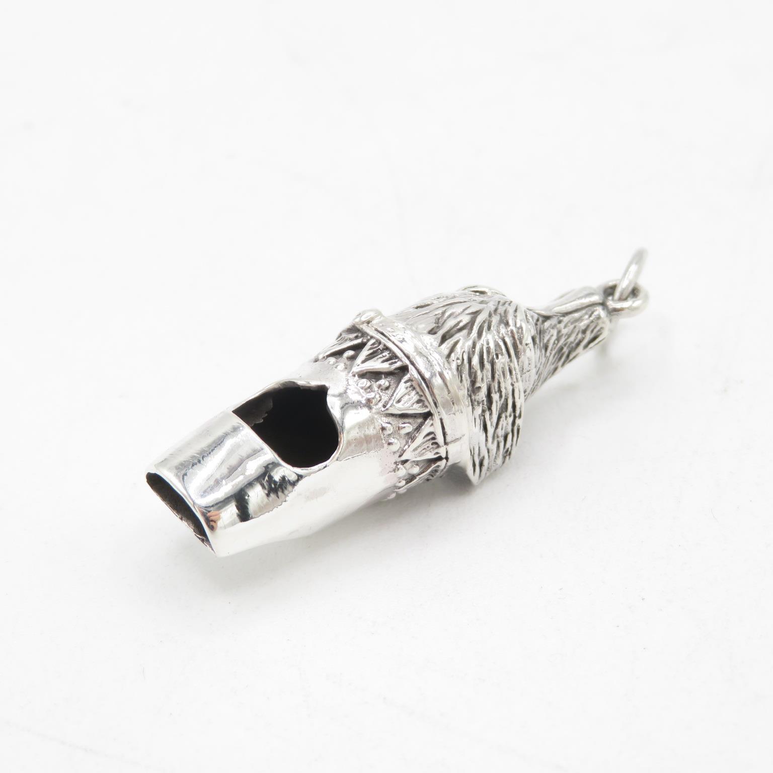 HM 925 Sterling Silver dog whistle with fob ring and detailed dog head design fully working (11. - Image 4 of 5
