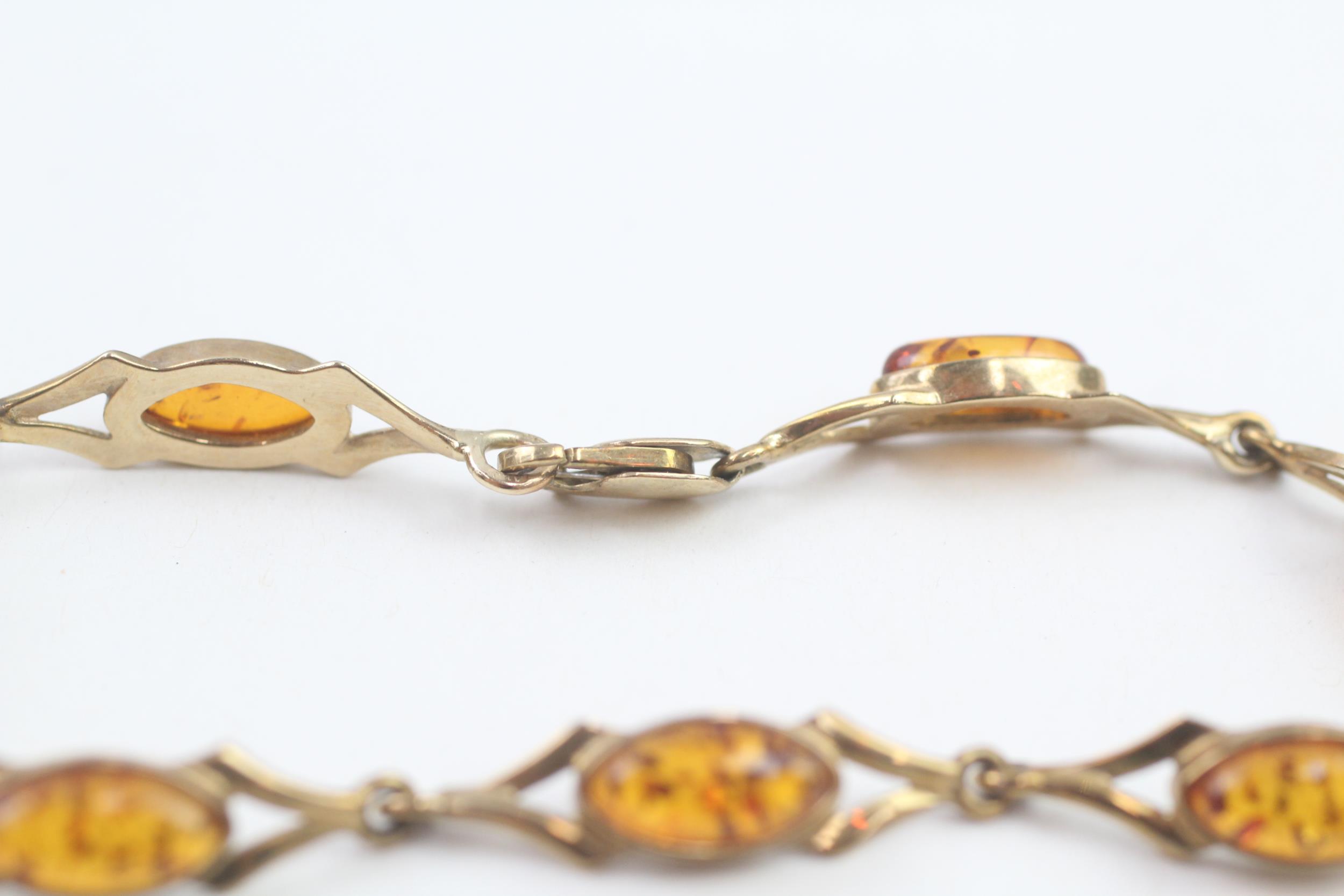 9ct gold cabochon cut amber bracelet, bezel set (7.6g) - Image 3 of 4