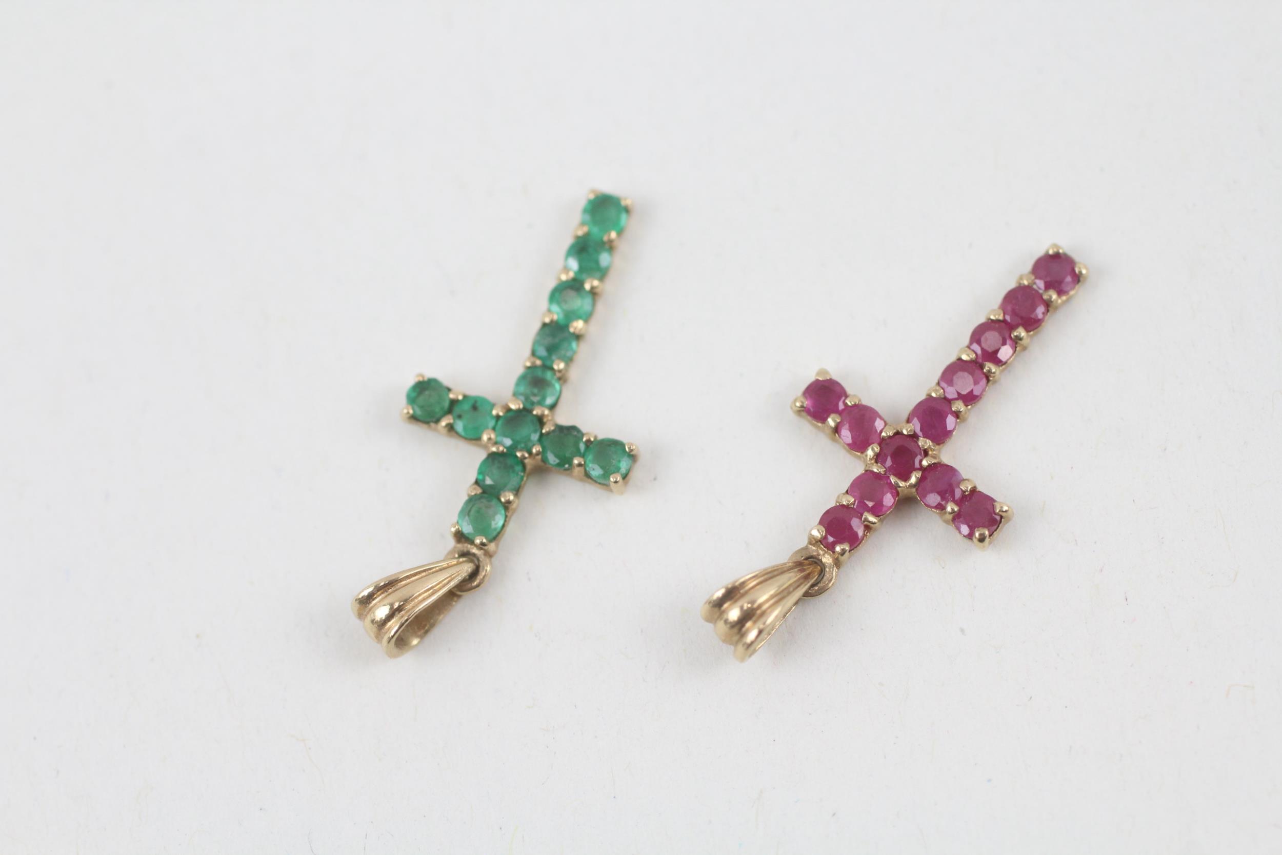 2x 9ct gold ruby & emerald cross pendants - 1.3 g - Bild 4 aus 5