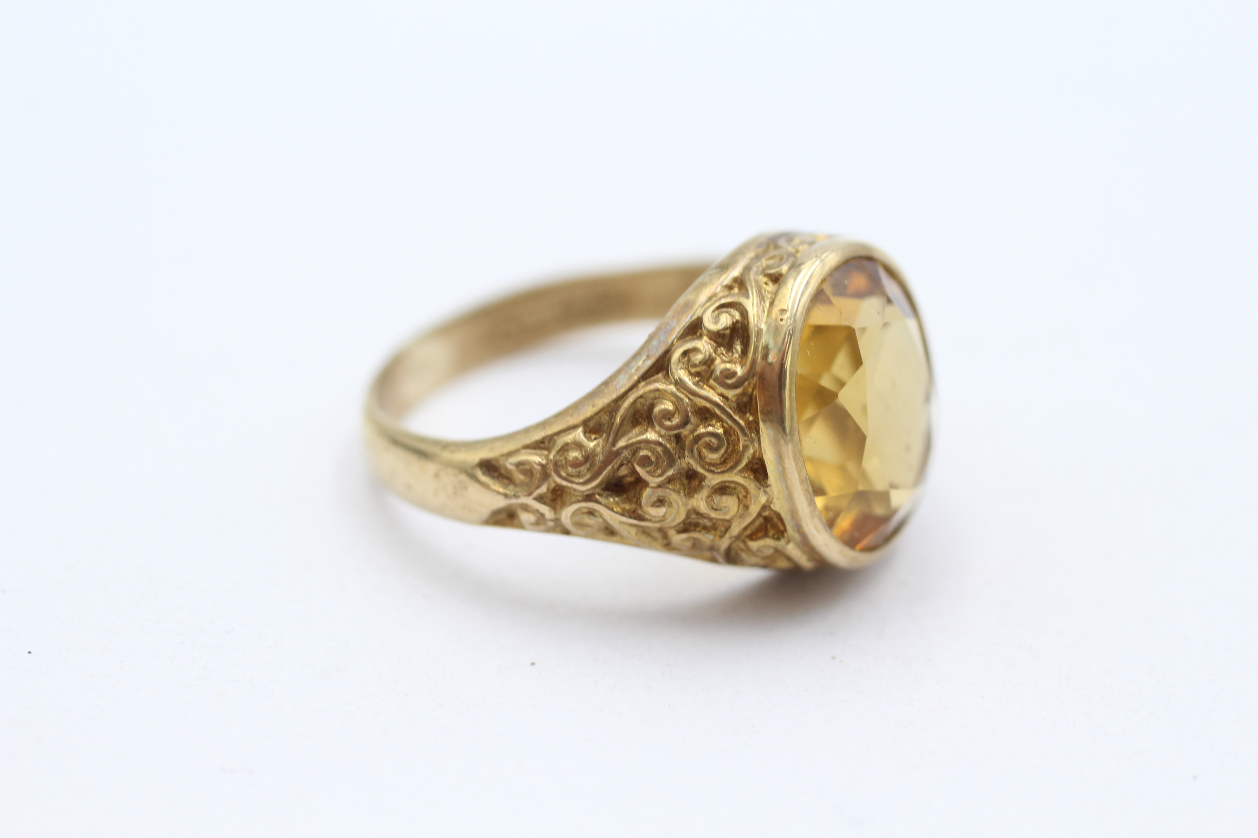 9ct gold oval citrine single stone ring with scrolling shoulders Size O - 5.5 g - Image 2 of 4