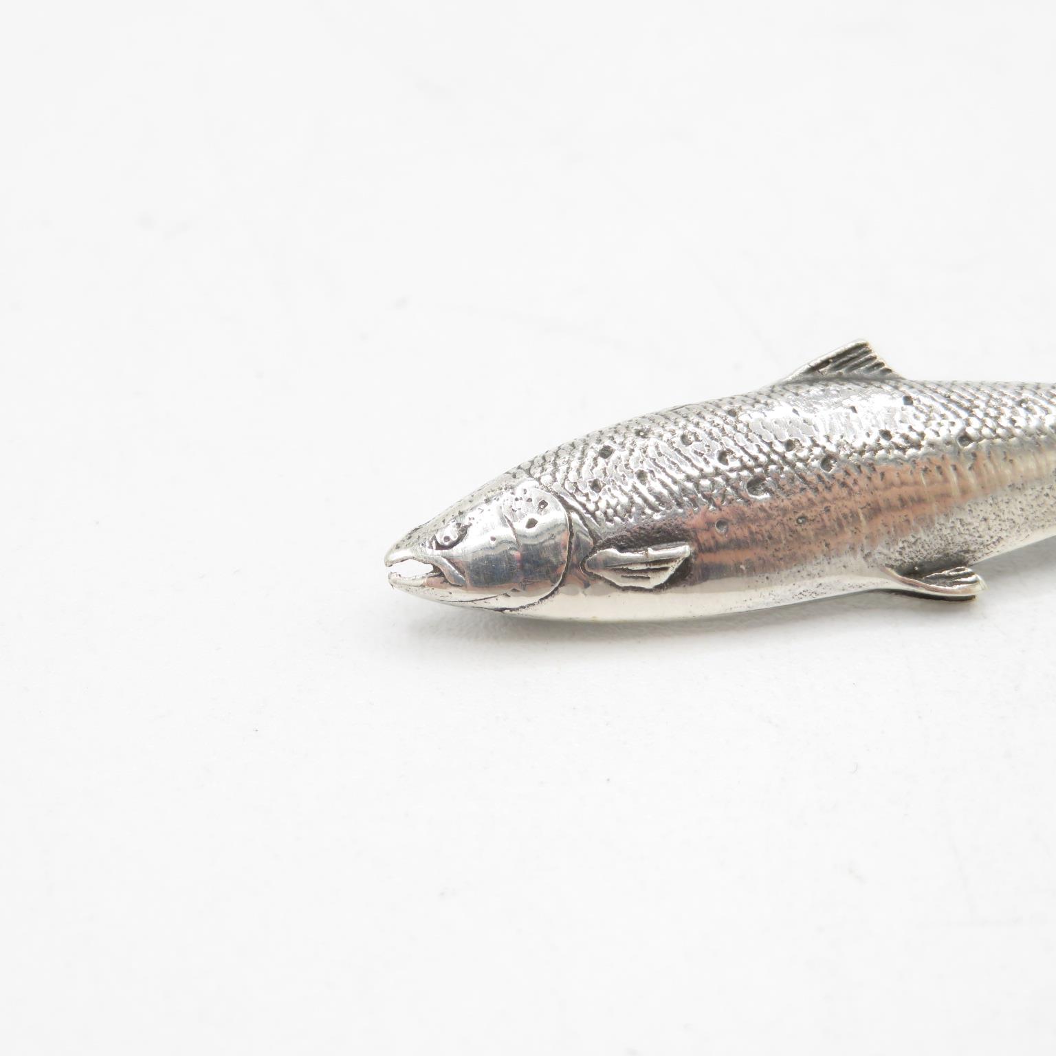 HM Sterling Silver 925 highly details salmon brooch with tight fitting pin in excellent condition ( - Image 2 of 5
