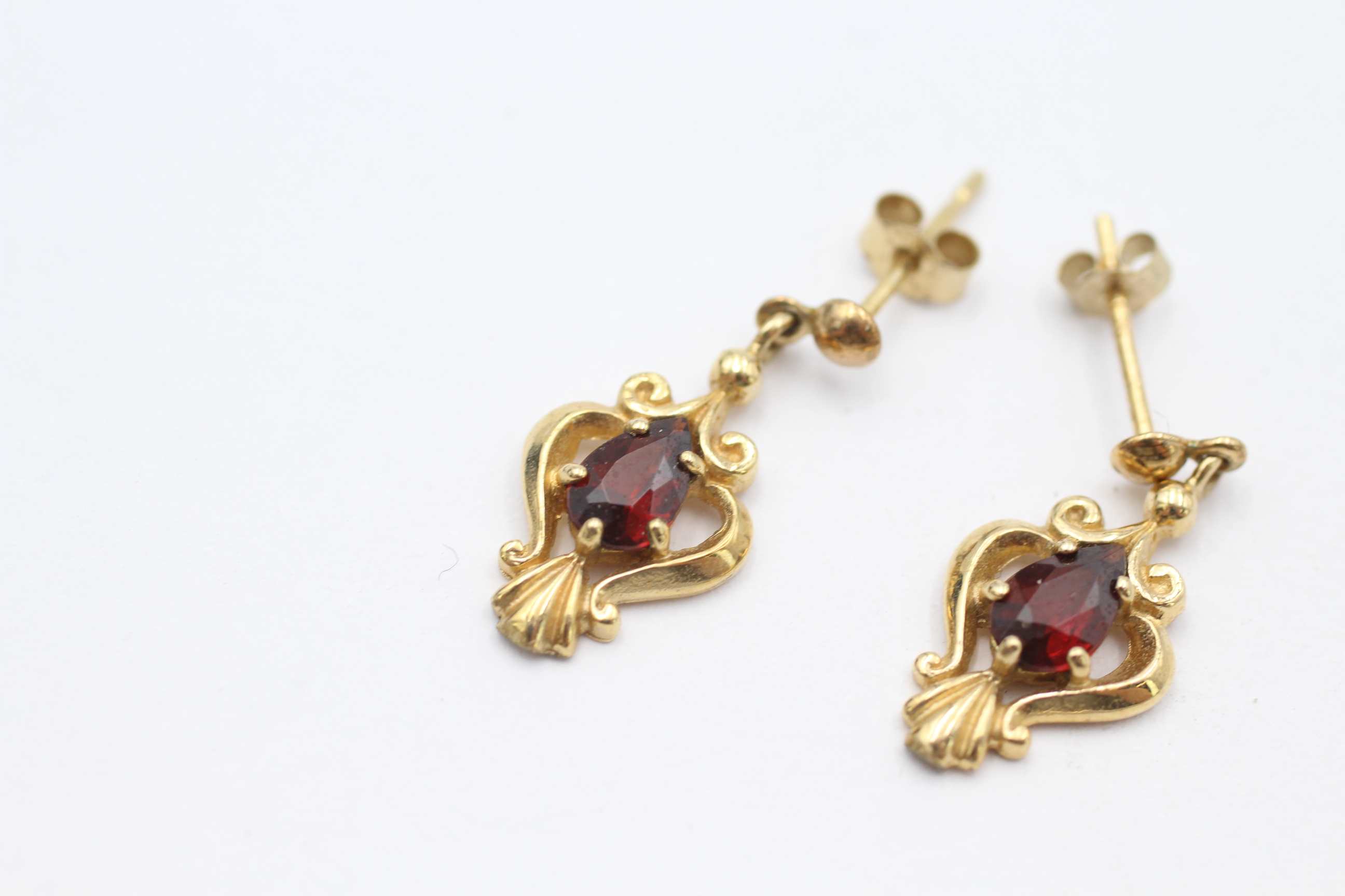 9ct gold garnet Etruscan style dangle earrings - 1.6 g - Image 2 of 4