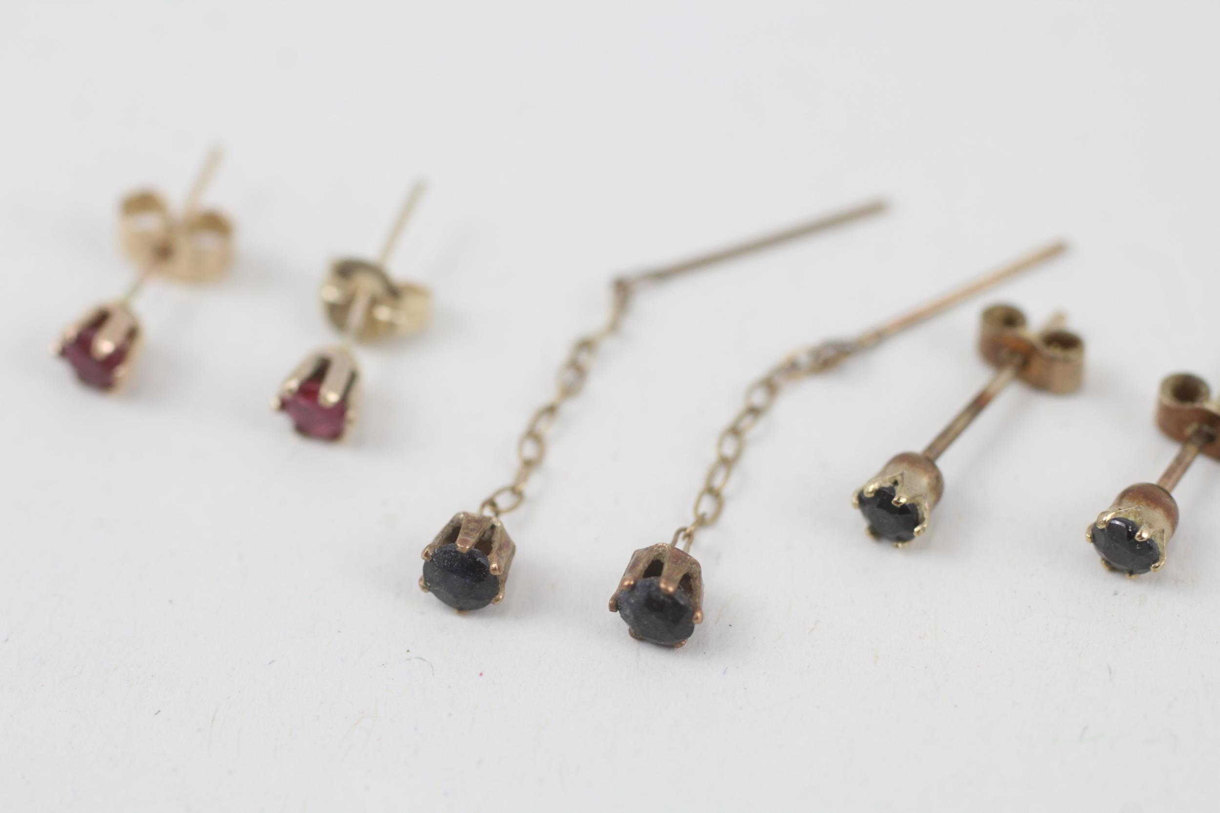 3x 9ct gold sapphire & ruby earrings - 0.8 g - Image 3 of 6