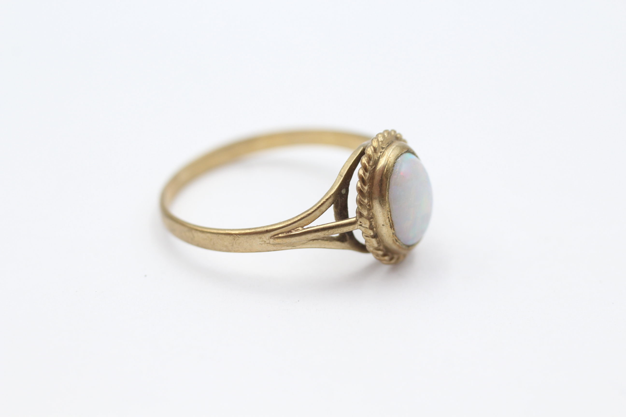 9ct gold opal single stone ring with twisted rope frame & split shank Size N - 1.5 g - Image 2 of 4
