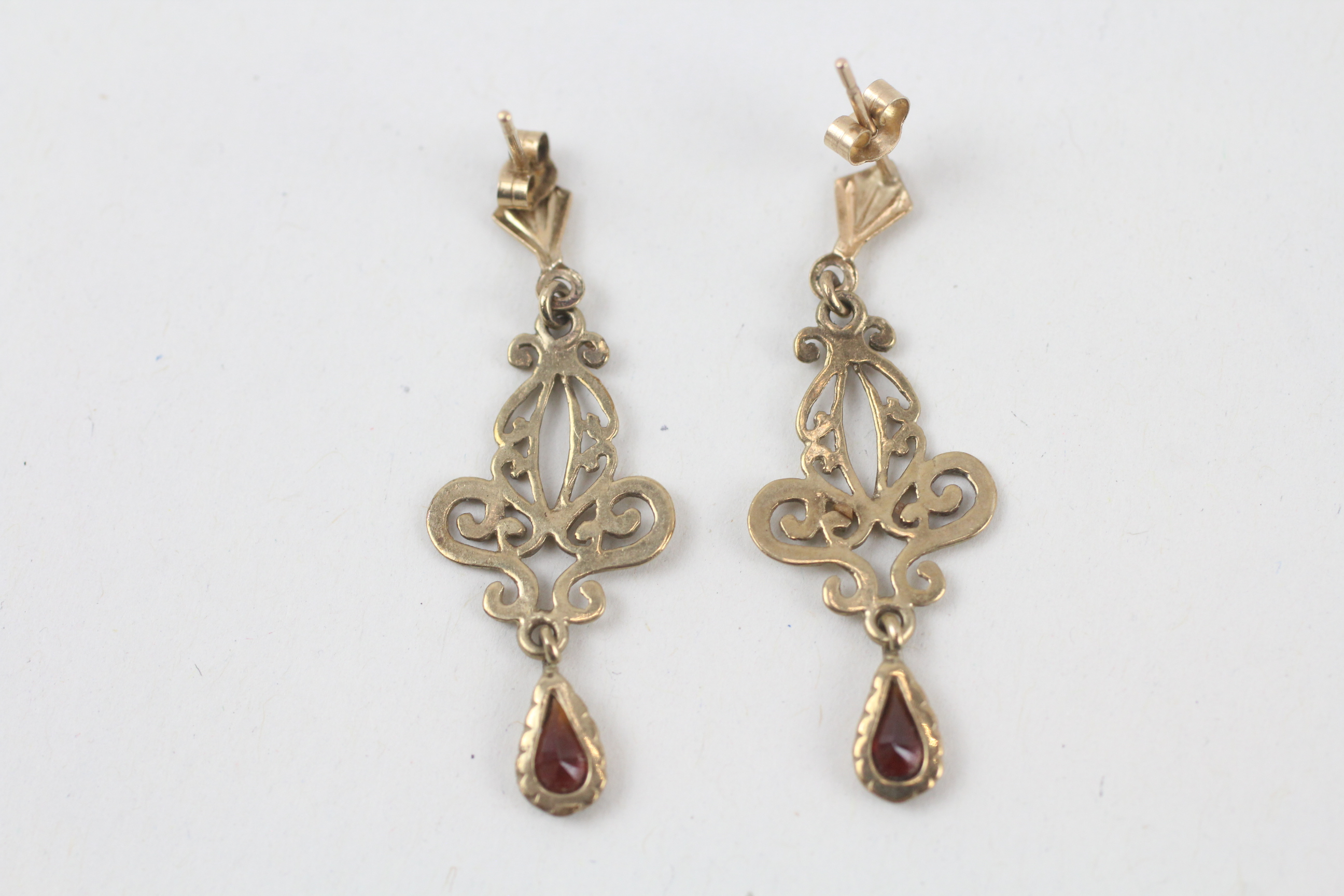 9ct gold garnet ornate dangle earrings - 1.6 g - Image 5 of 8