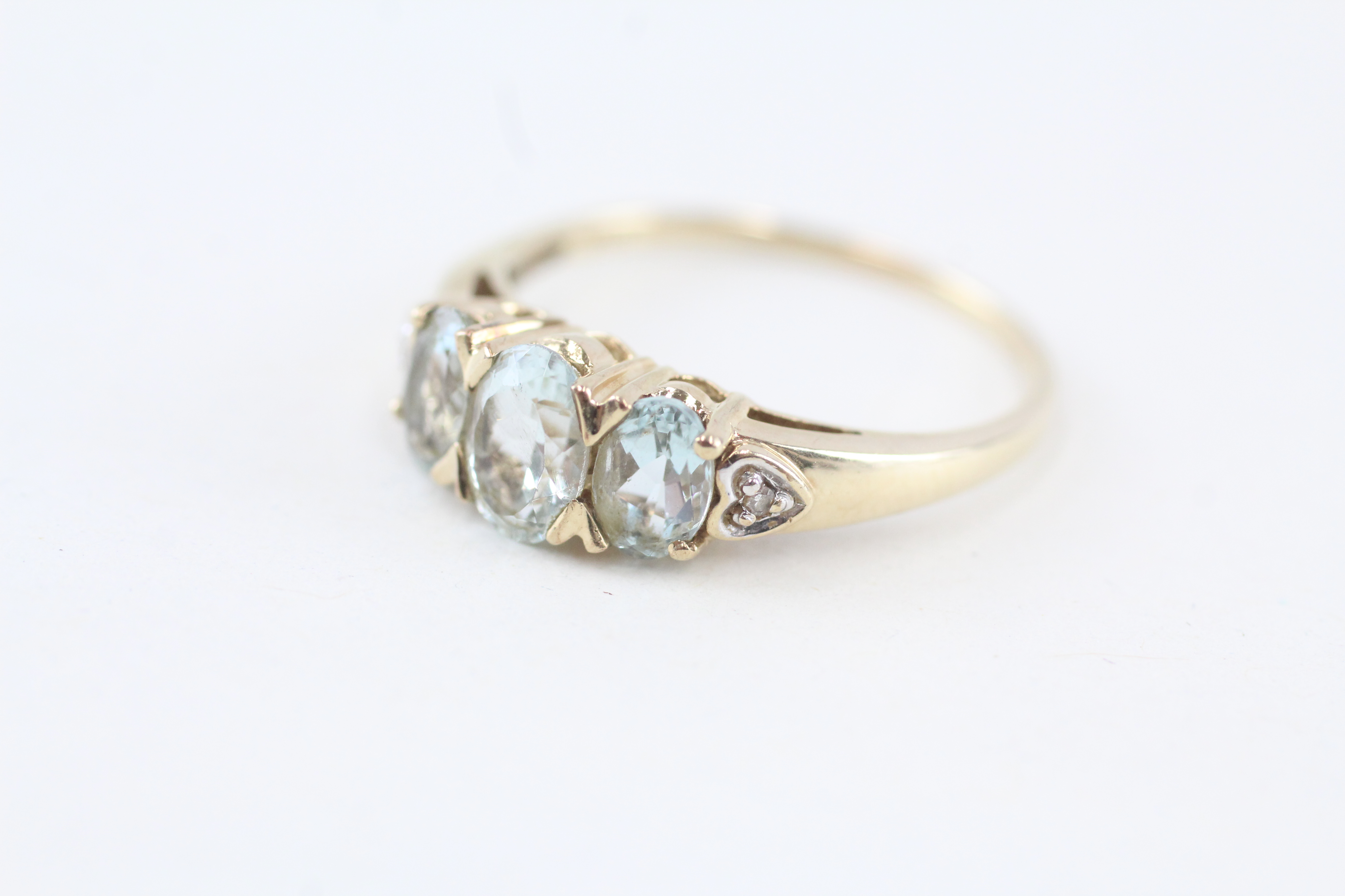 9ct gold aquamarine three stone ring with diamond set heart shoulders Size R 1/2 - 2.5 g - Image 2 of 5