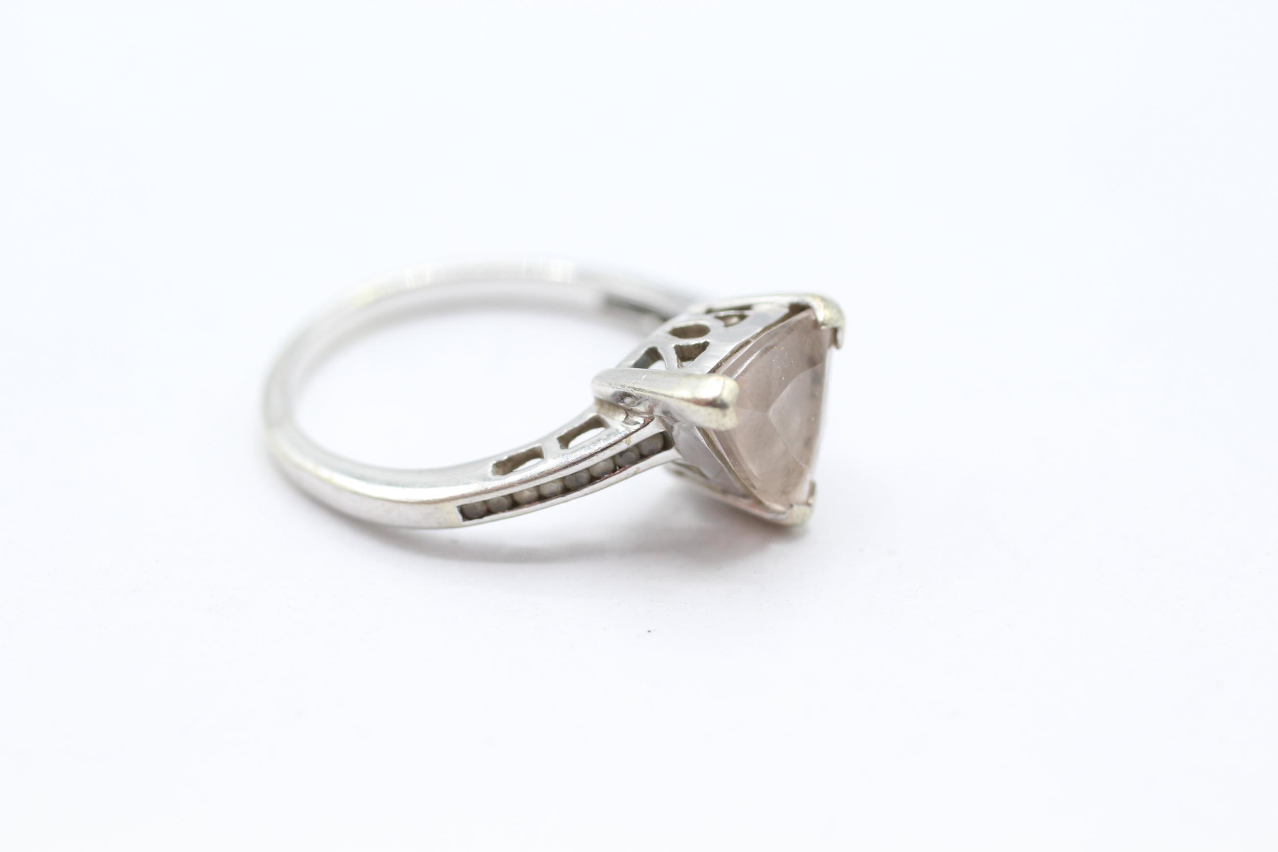 9ct white gold trillion morganite & white gemstone dress ring Size N - 2.8 g - Image 2 of 4