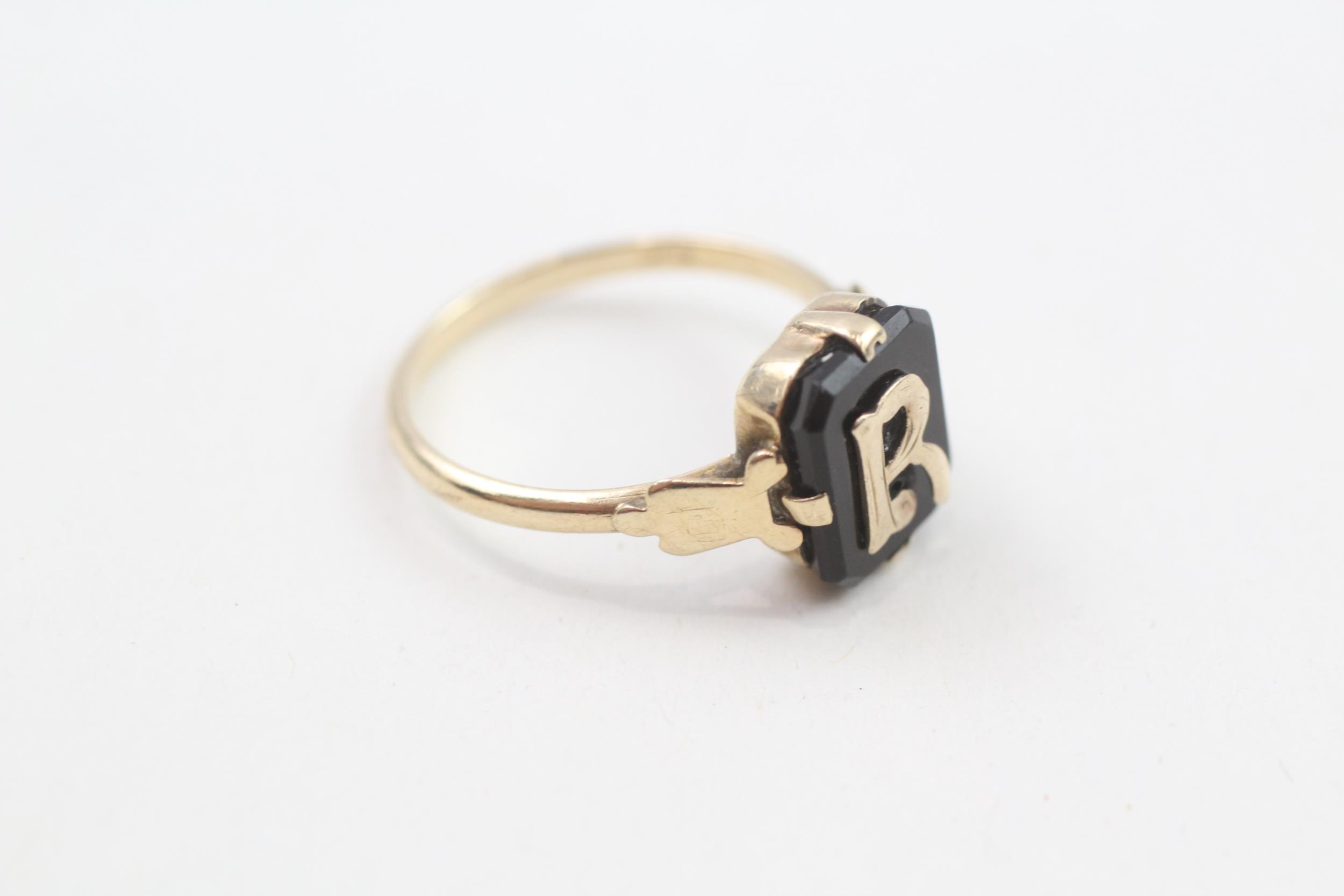 9ct gold vintage black onyx initial 'R' dress ring (1.9g) Size L - Image 4 of 5