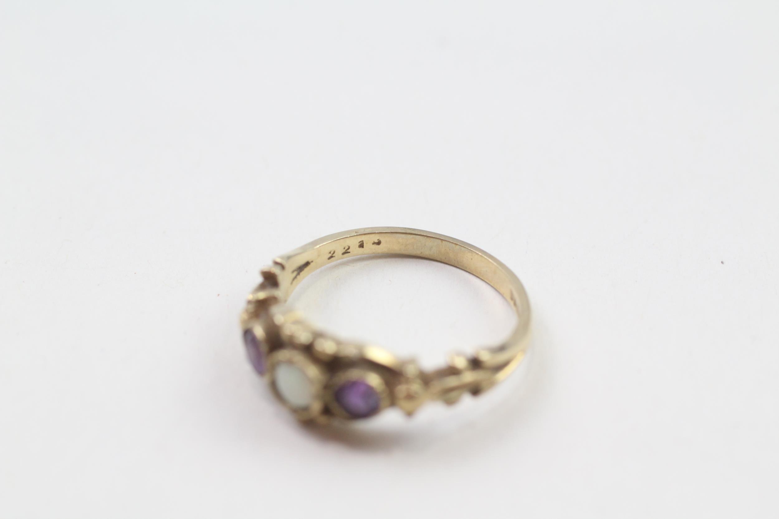 9ct gold vintage amethyst & opal three stone ring with patterned shoulders (2.3g) Size M - Image 3 of 4