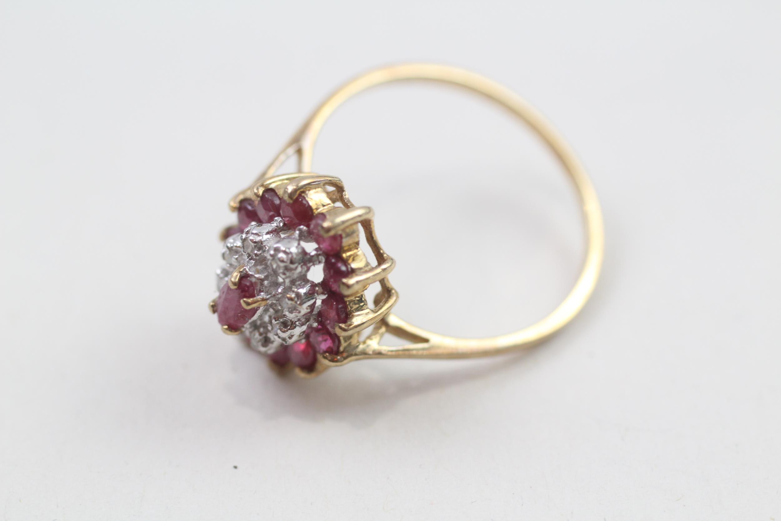 9ct gold vintage ruby & diamond cluster ring, claw set (2.2g) Size P - Image 2 of 4