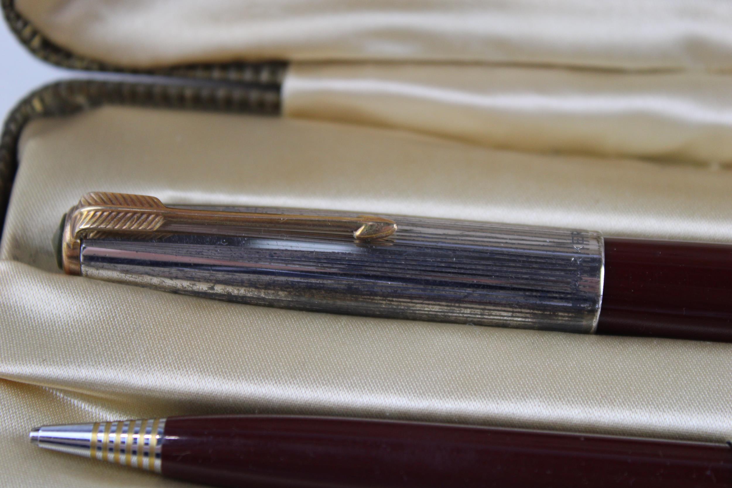 Vintage PARKER 51 Burgundy Fountain Pen w/ 14ct Gold Nib, Rolled Silver Cap, Box - w/ Matching - Image 2 of 6