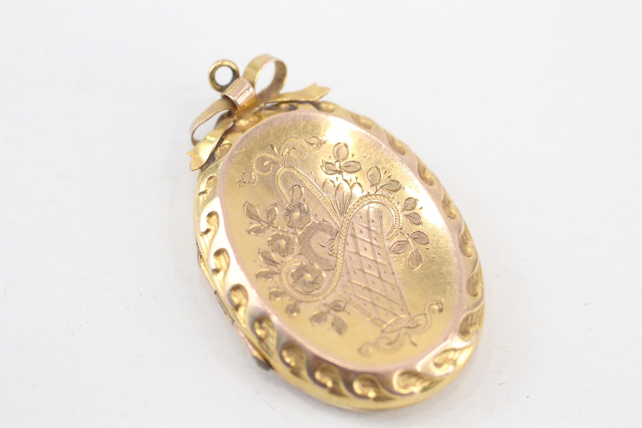 9ct gold back & front Victorian patterned locket (5.7g)